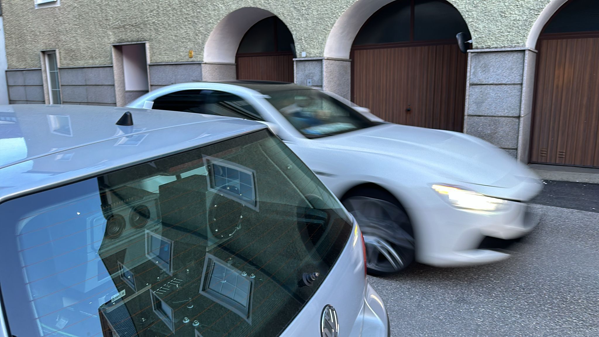 Die Hightech-Geräte sind in unauffällig am Straßenrand geparkten Autos versteckt.