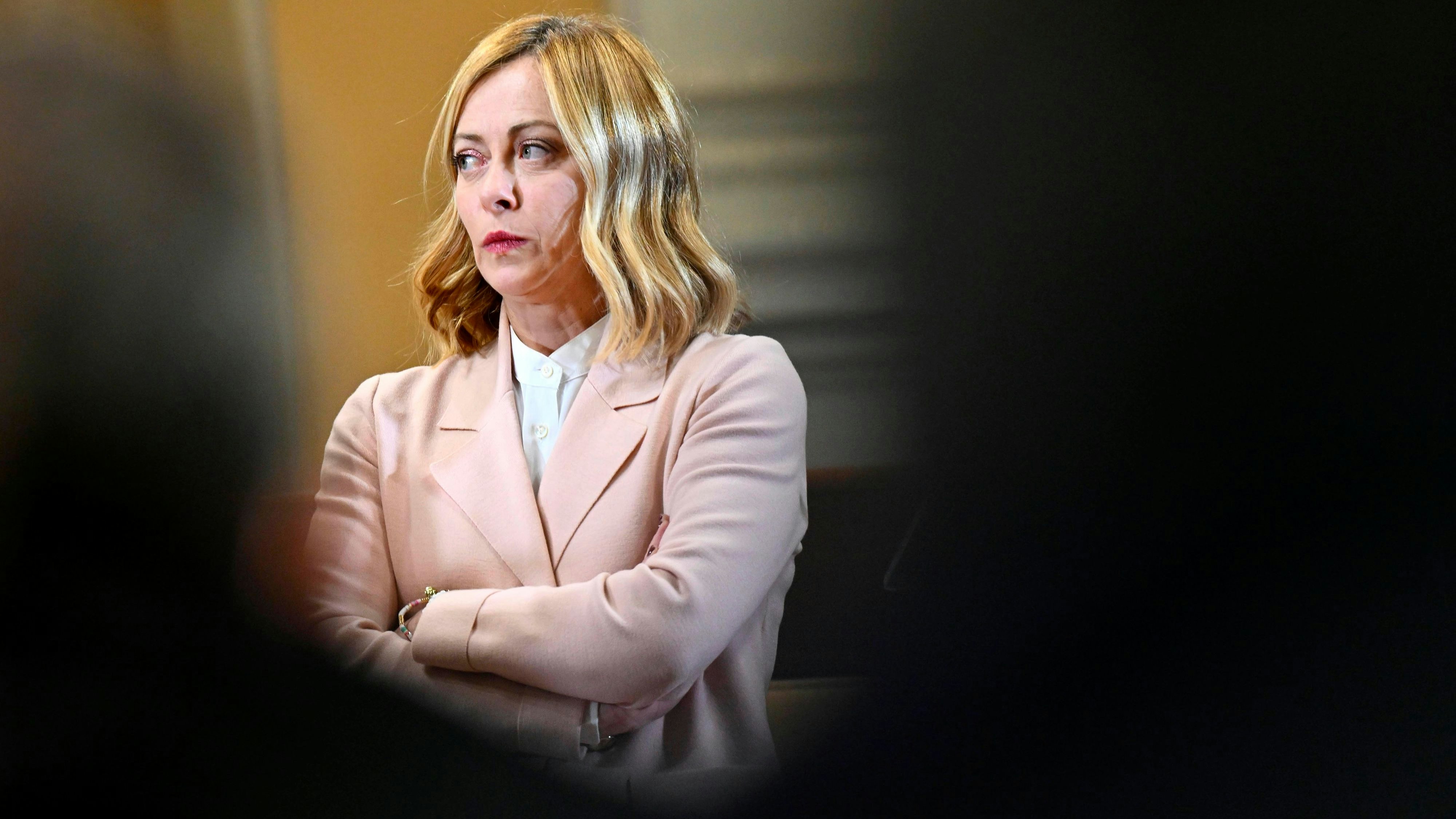 Migranten, die übers Meer nach Italien wollen, sollen künftig in Albanien untergebracht werden. Diesen Deal beschloss Italiens Premier Giorgia Meloni mit der albanischen Regierung.