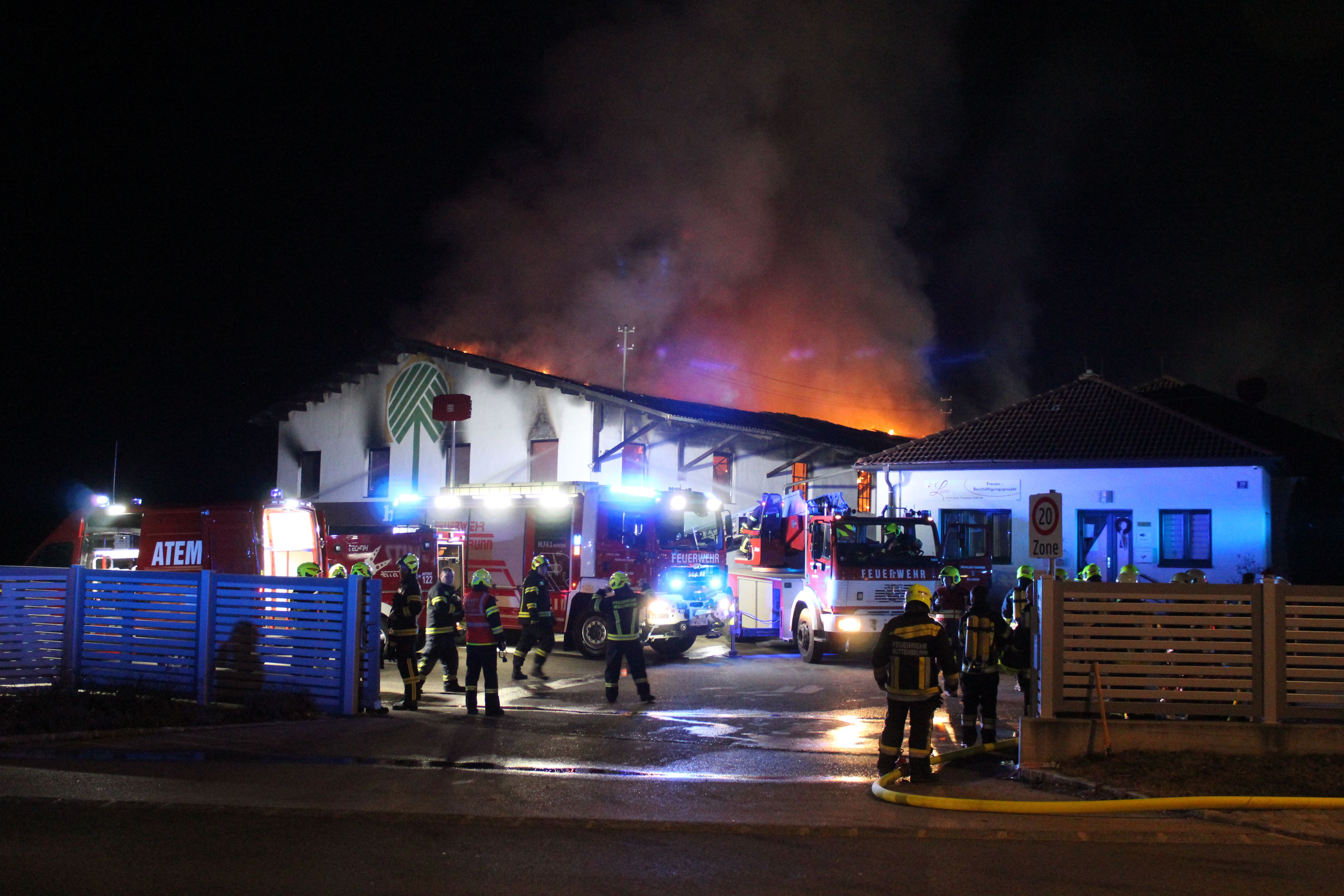 Die Feuerwehren standen im Bezirk Hollabrunn im Einsatz - 91 Helfer löschten den Großbrand.
