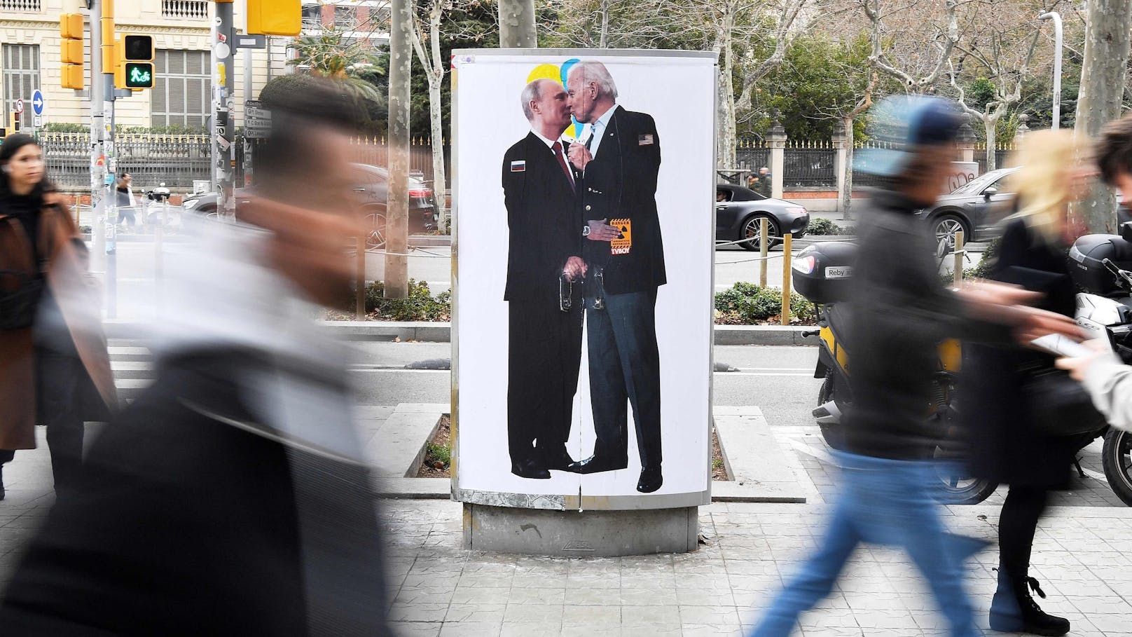 Anders als auf diesem Street Art -Bild aus Barcelona waren Joe Biden und Wladimir Putin eher Rivalen. Trotzdem spricht sich Putin dafür aus, dass sein Kontrahent wieder US-Präsident wird.