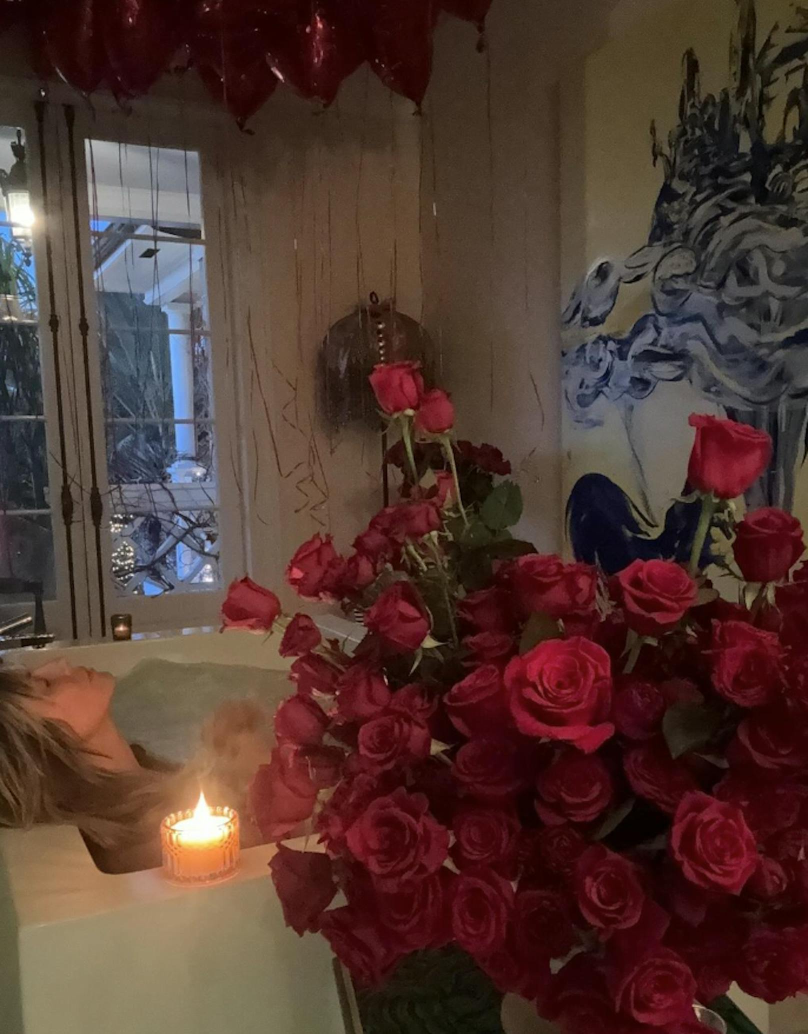 Heidi Klum zeigte sich zum Valentinstag mal wieder nackt - diesmal in der Wanne, nachdem sie von Ehemann Tom mit einem großen Rosenstrauß und etlichen Herzballons überrascht wurde.