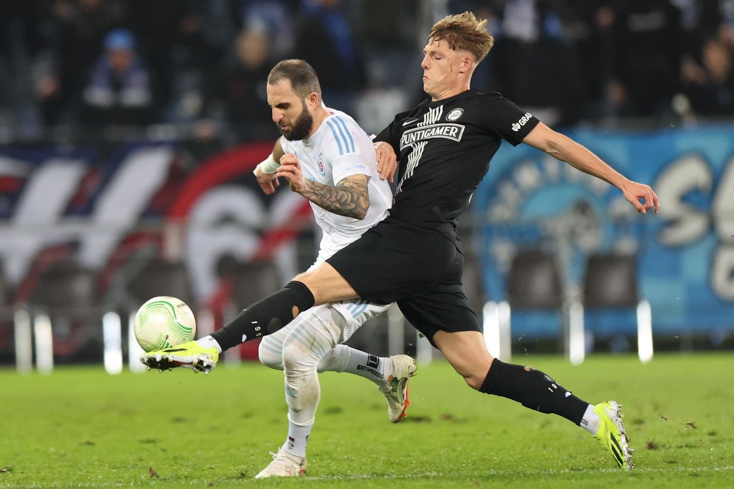 Sturm Graz im Duell mit Slovan Bratislava. 
