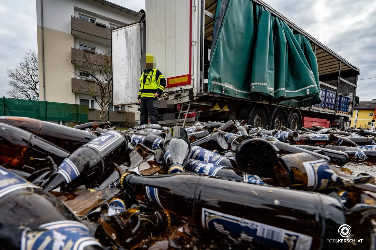 Unzählige Bierflaschen lagen im Ortszentrum von Seewalchen (Bez. Vöcklabruck).&nbsp;