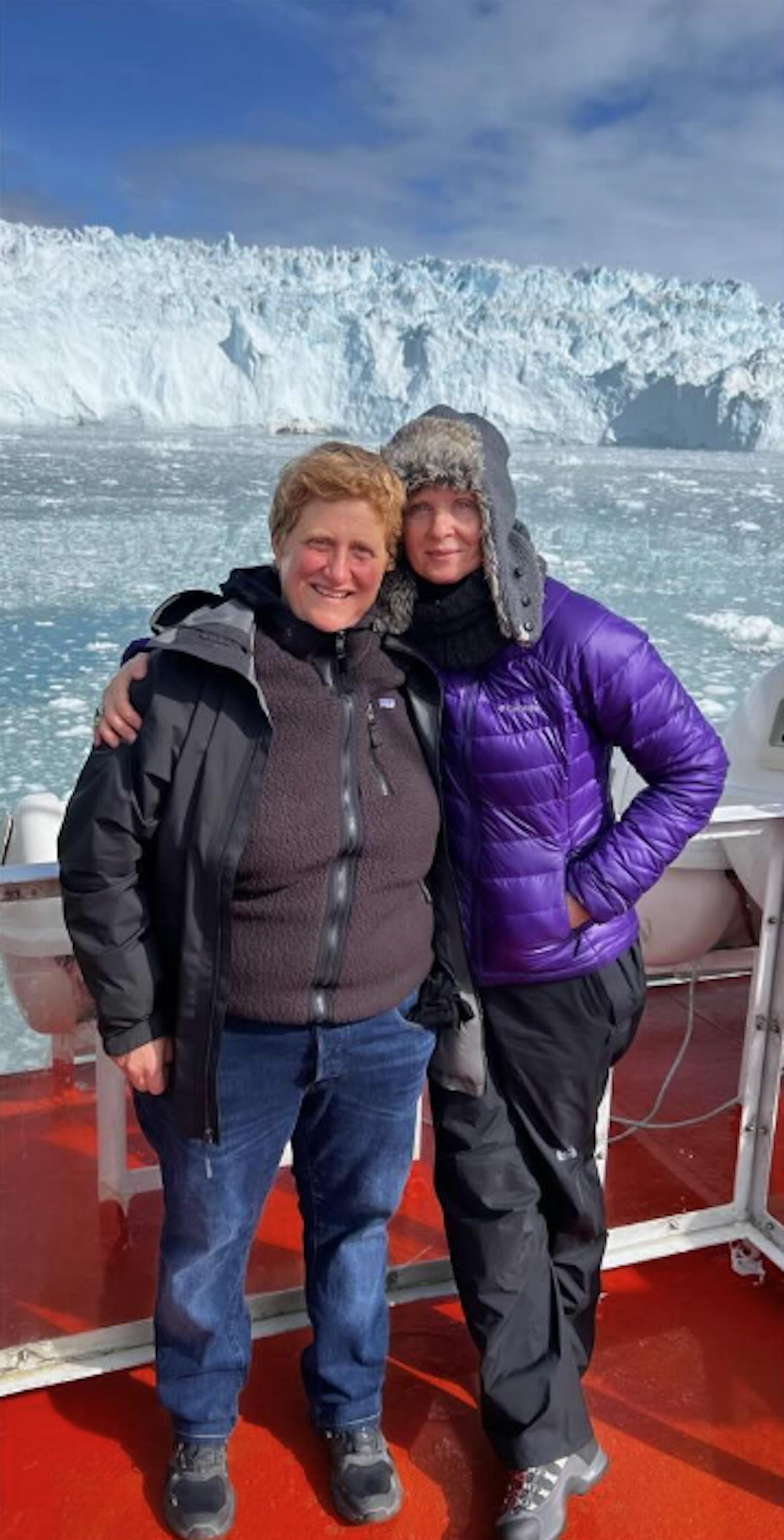 Kälter wurde es auf den Valentinstagsnachrichten von "Sex and the City"-Darstellerin Cynthia Nixon. Sie grüßte samt Eisbergen und Winterjacke mit ihrer Ehefrau mit Bildern ihrer Flitterwochen in Grönland, Island und Norwegen.