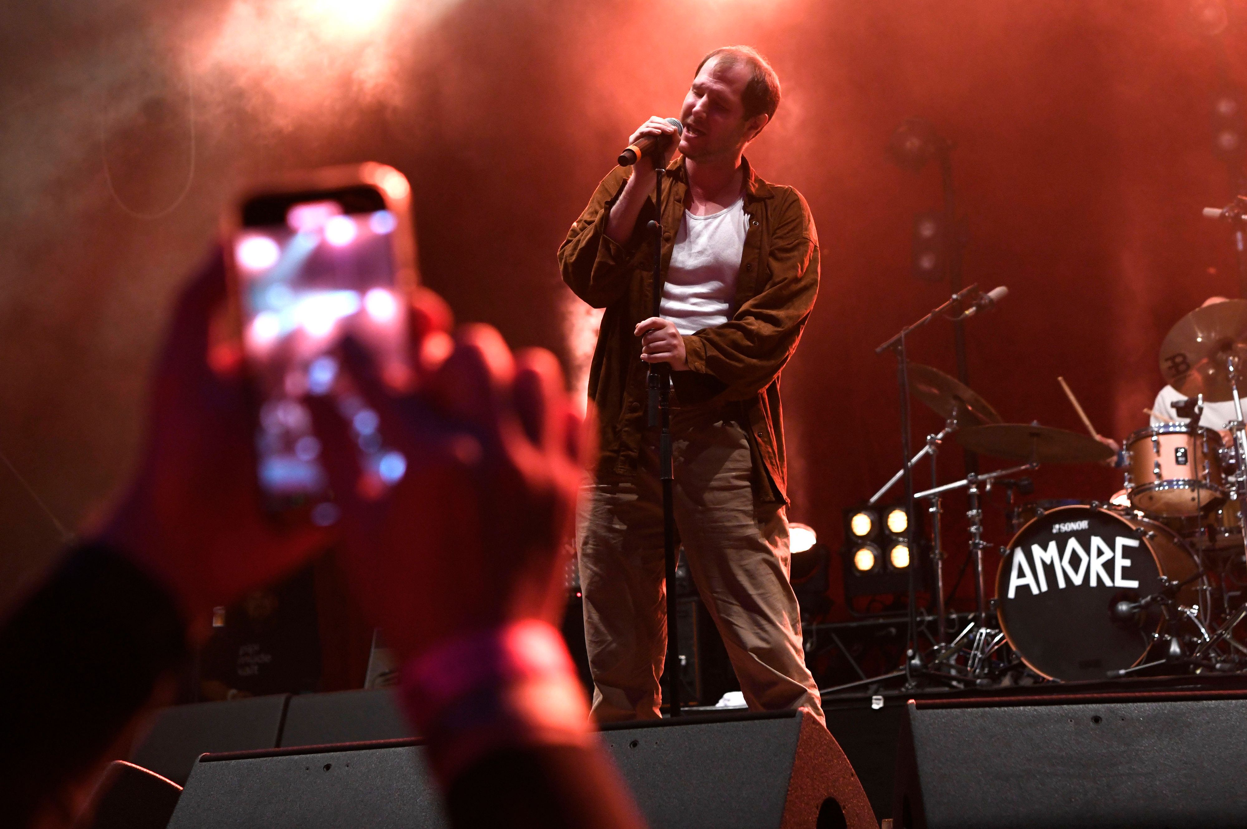 Marco Wanda live bei einem Auftritt im Sommer 2023