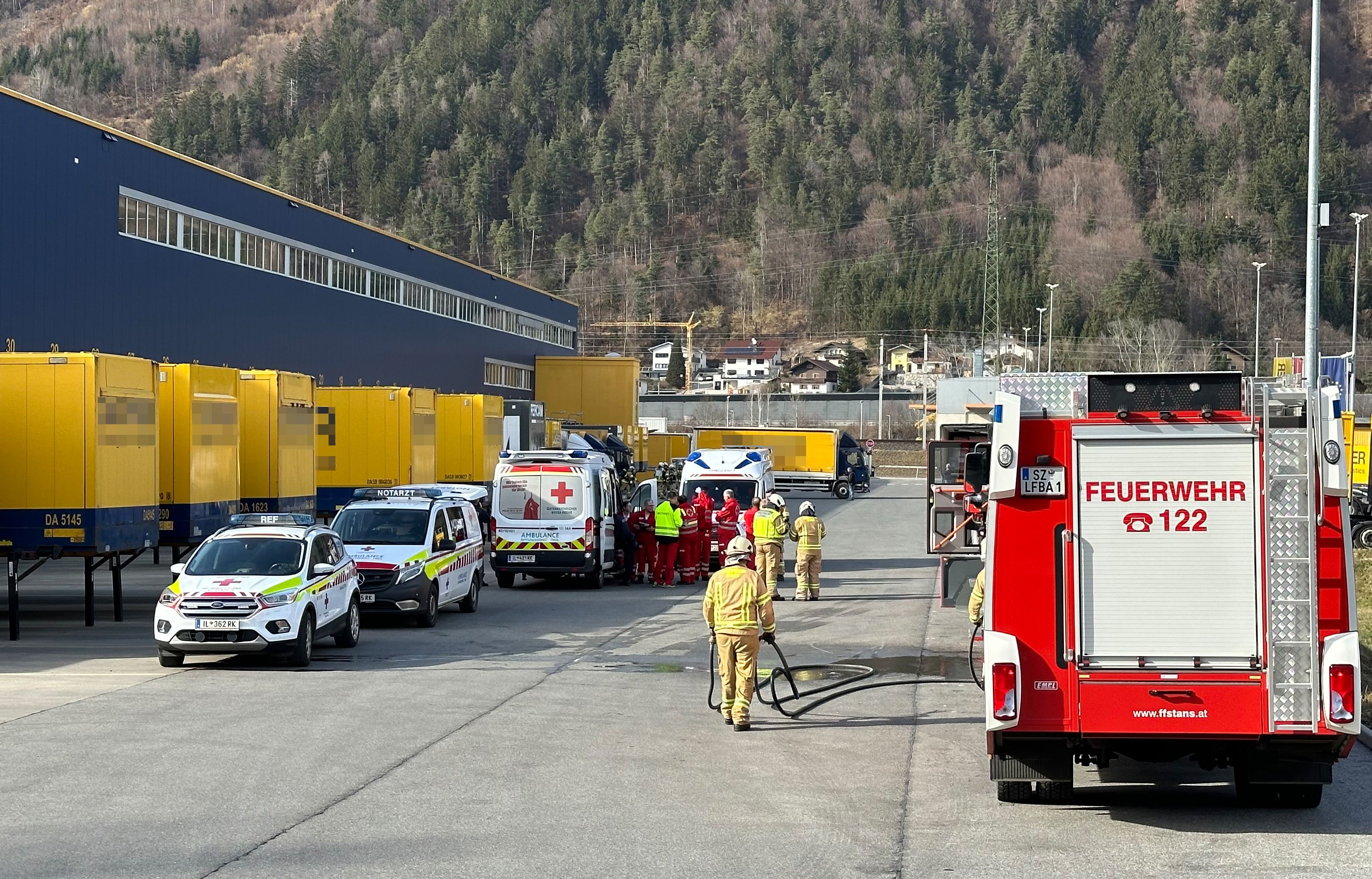 Nach einem Gasaustritt in Stans in Tirol stand die Feuerwehr im Großeinsatz.