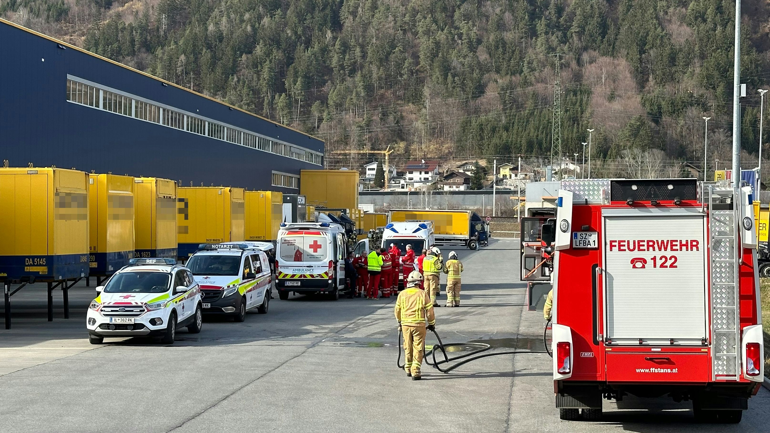 Nach einem Gasaustritt in Stans in Tirol stand die Feuerwehr im Großeinsatz.