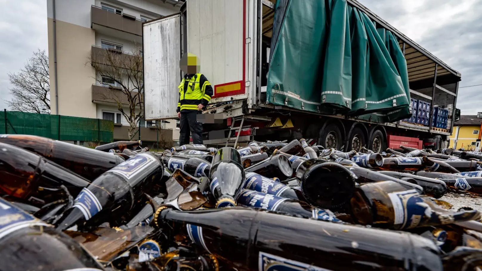 Durch den Ruck fielen unzählige Paletten Bier auf die Fahrbahn und gingen zu Bruch.