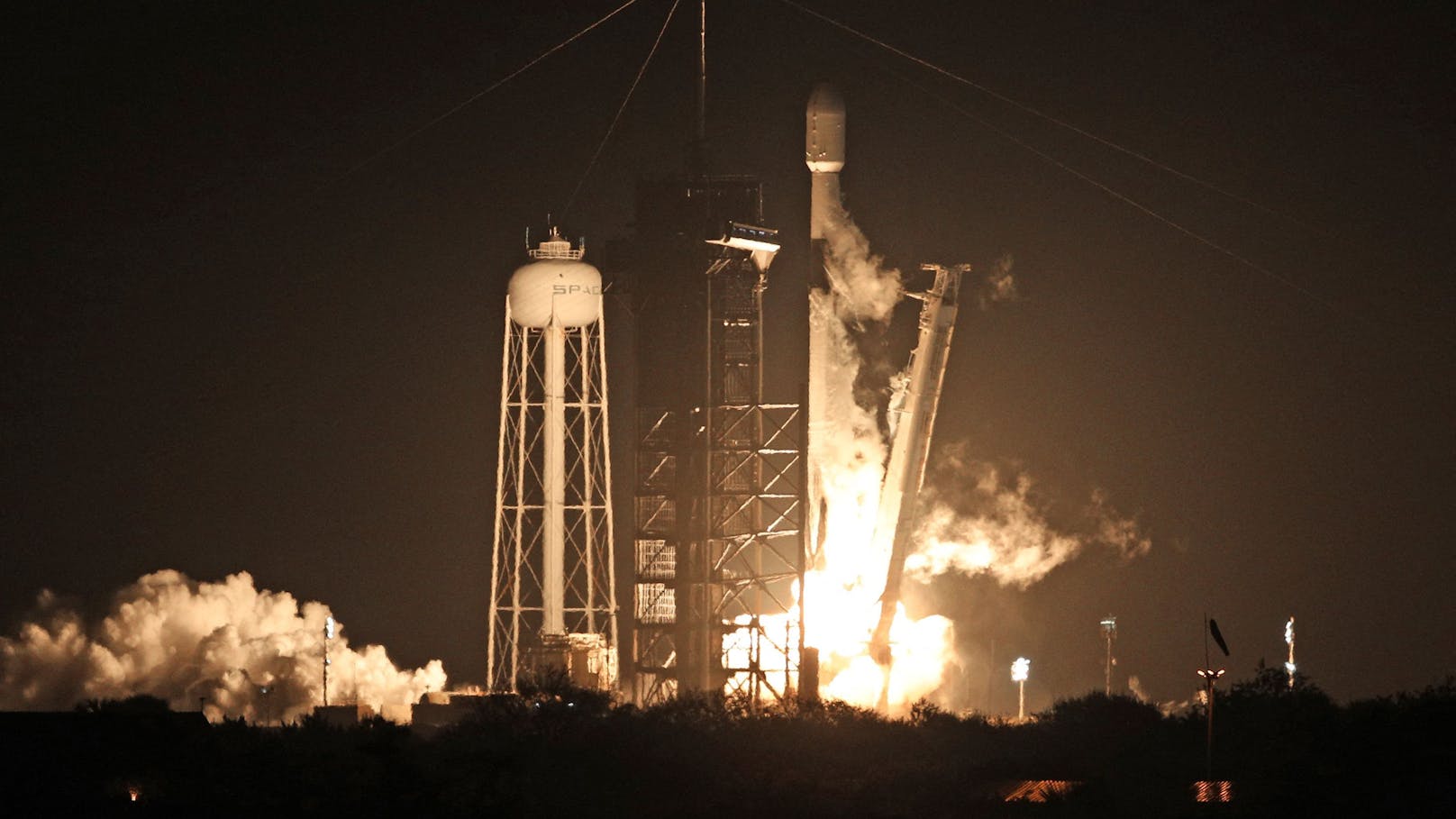 Eine ganze Reihe privater Raumfahrtunternehmen hat sich schon an einer Mondlandung versucht – und ist gescheitert. Der Lander der Firma Intuitive Machines ist am Donnerstag erfolgreich mit einer SpaceX-Rakete gestartet.