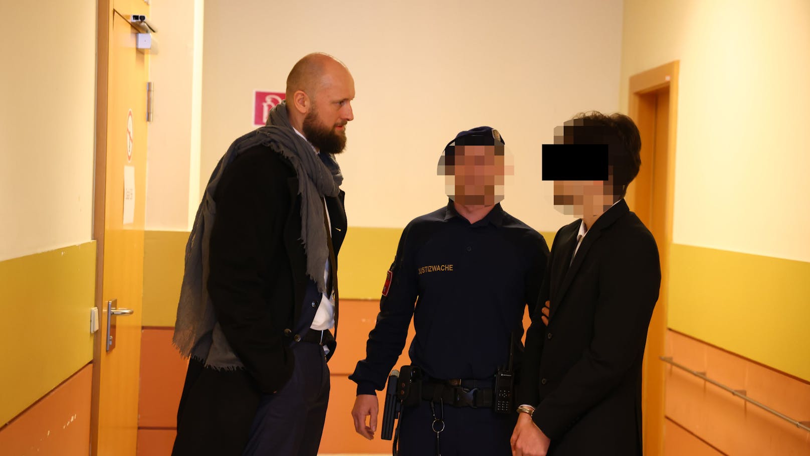 Top-Anwalt Florian Kreiner mit seinem Mandanten vor dem Gerichtssaal