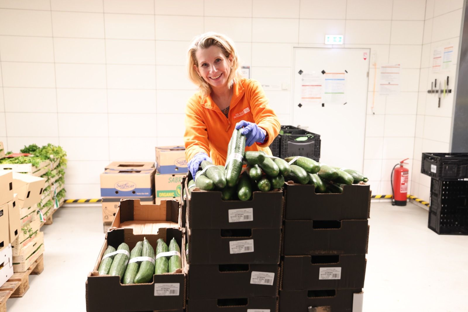 Tafel-Geschäftsführerin Alexandra Gruber beim Lebensmittel sortieren. Der Bedarf steigt enorm. 
