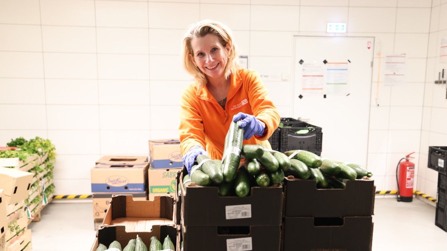 Tafel-Geschäftsführerin Alexandra Gruber beim Lebensmittel sortieren. Der Bedarf steigt enorm. 