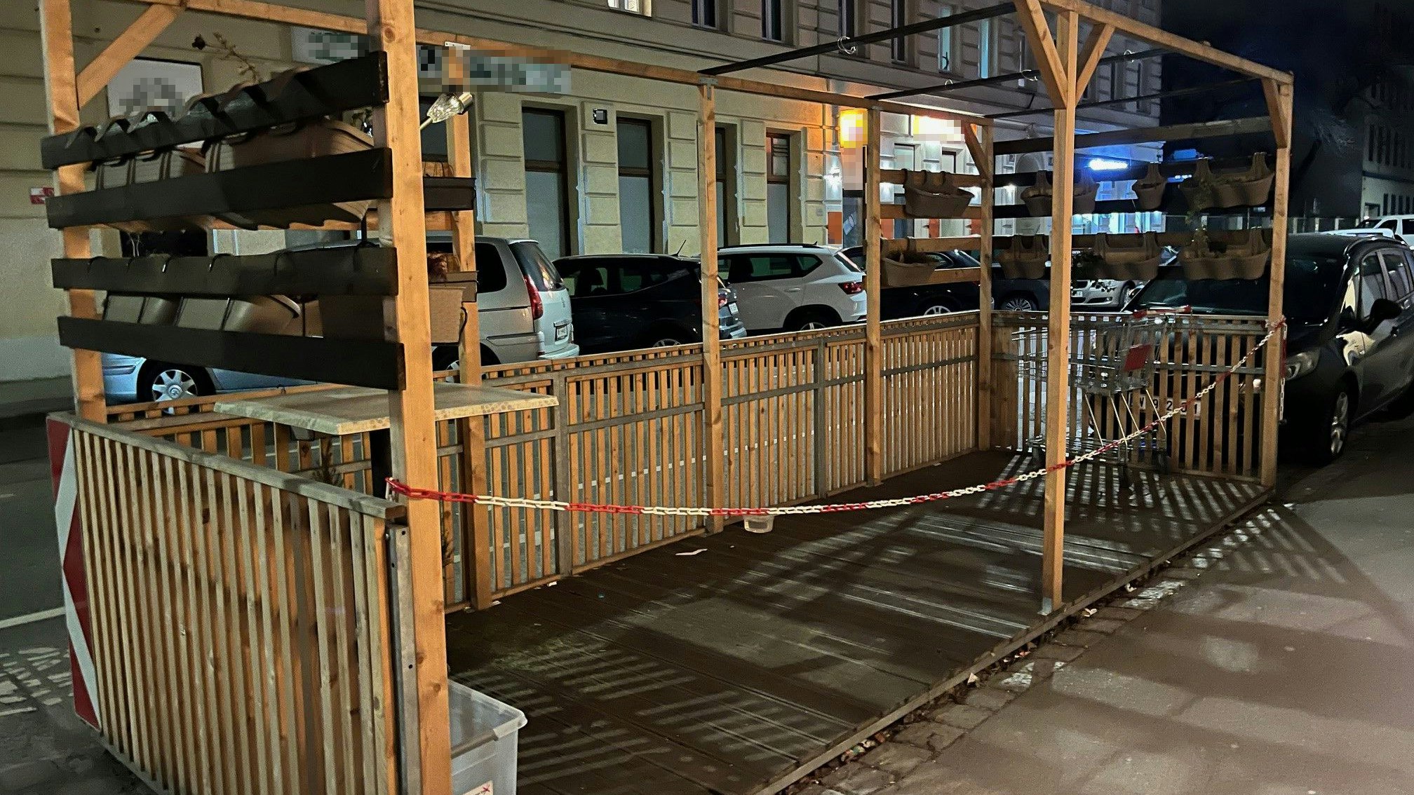 Heute.at - Winterschanigärten bleiben zu, verstellen Parkplätze