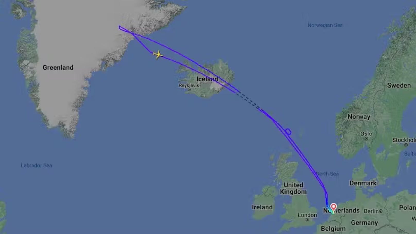 Auf der Flugzeugdatenbank "Flightradar 24" ist zu erkennen, wie der Flieger über Grönland abdreht und wieder zurückfliegt.