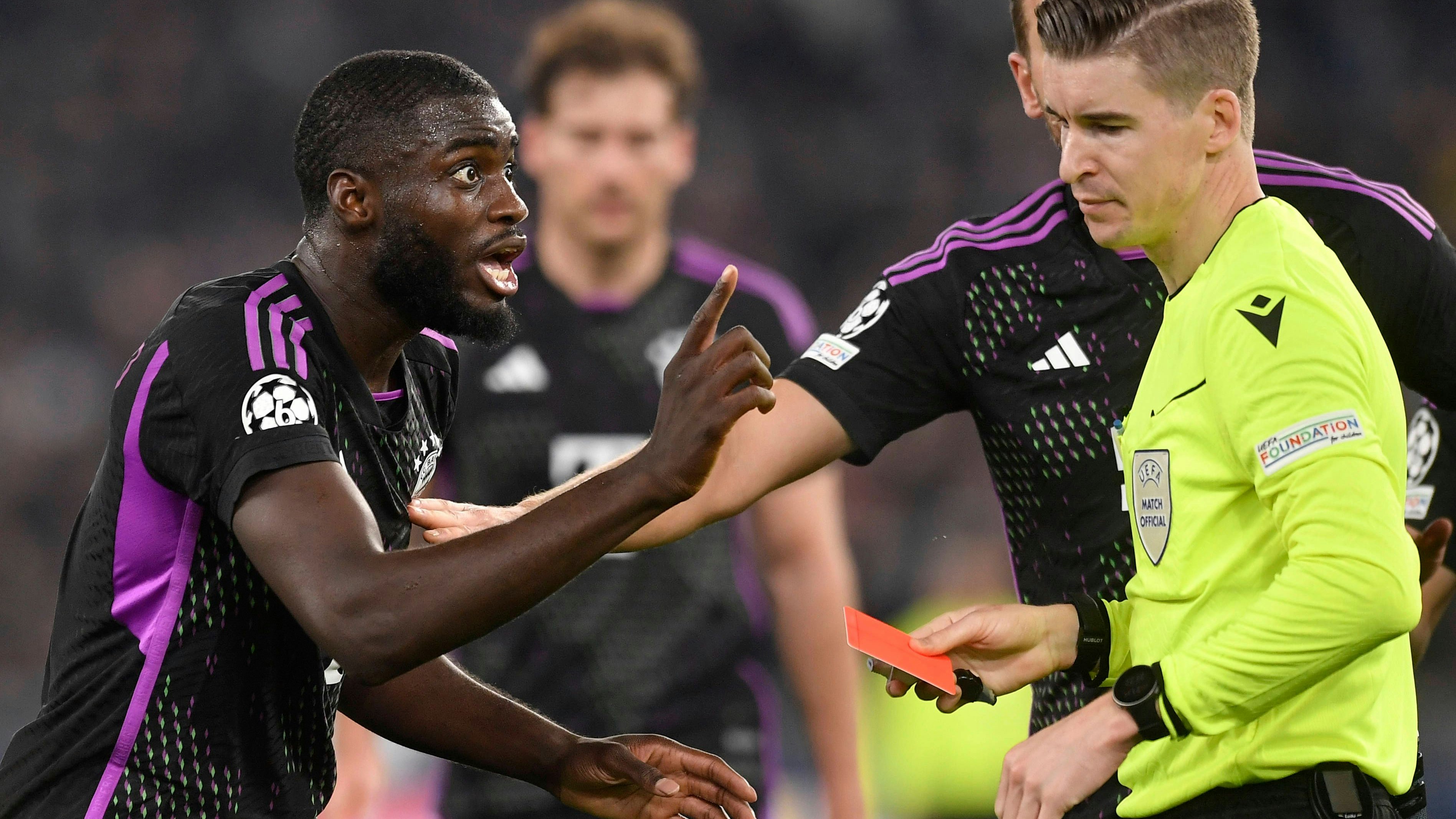 Upamecano fliegt vom Platz