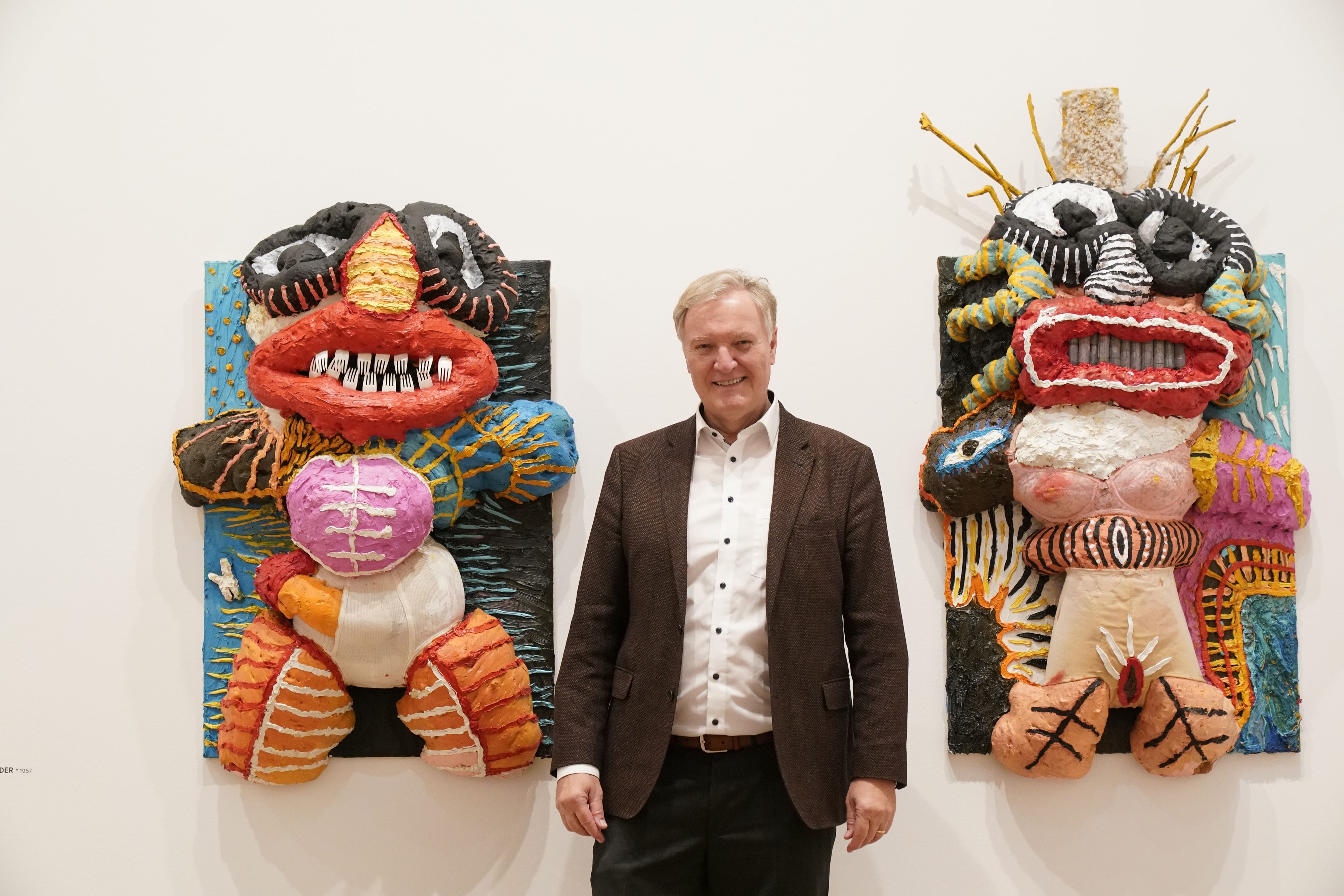 Klaus Albrecht Schröder mit zwei Werken von Verena Bretschneider