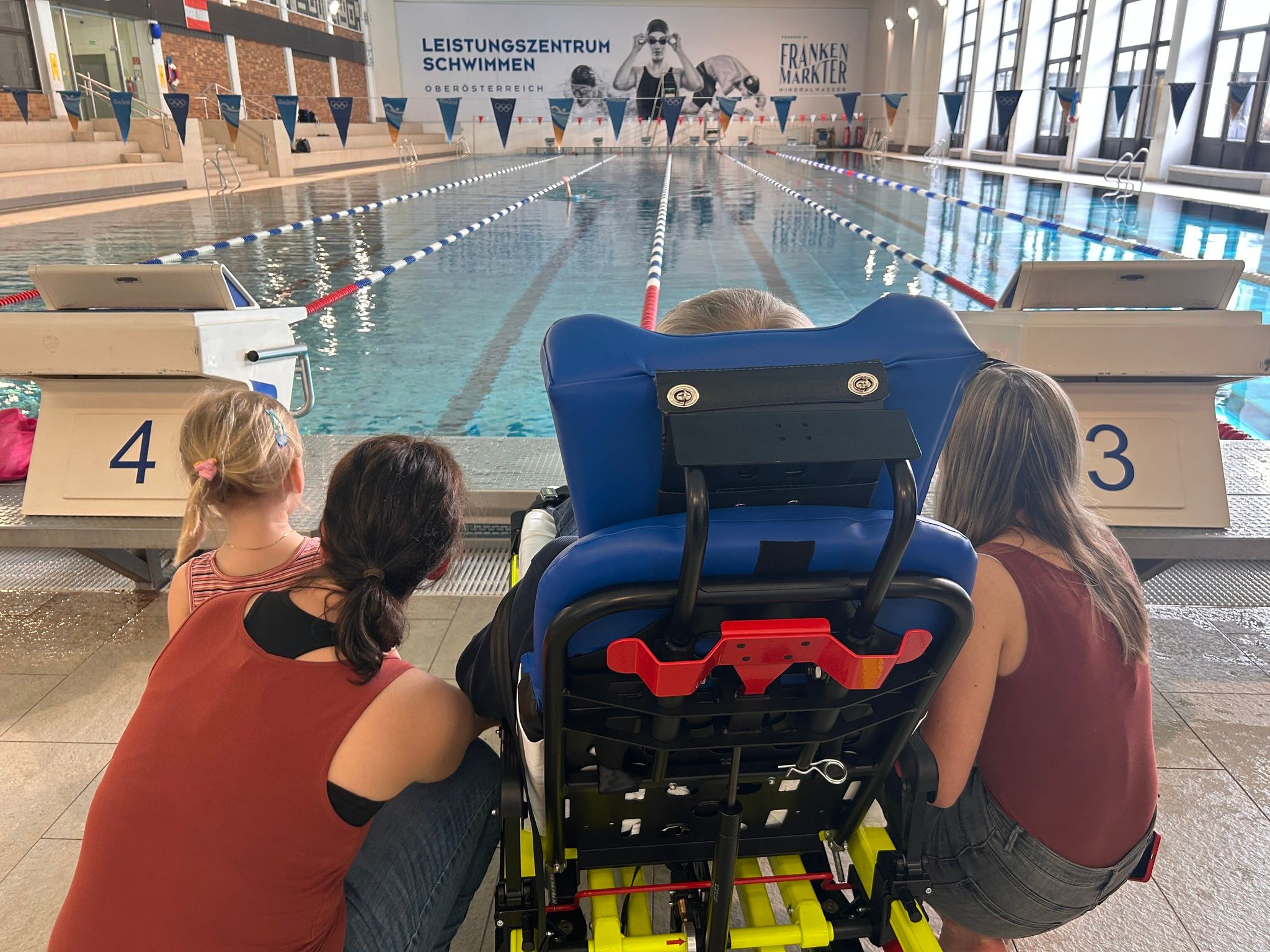 Der größte Traum des Sterbenskranken wurde wahr: Er war beim Schwimmtraining seines geliebten Enkerls dabei.