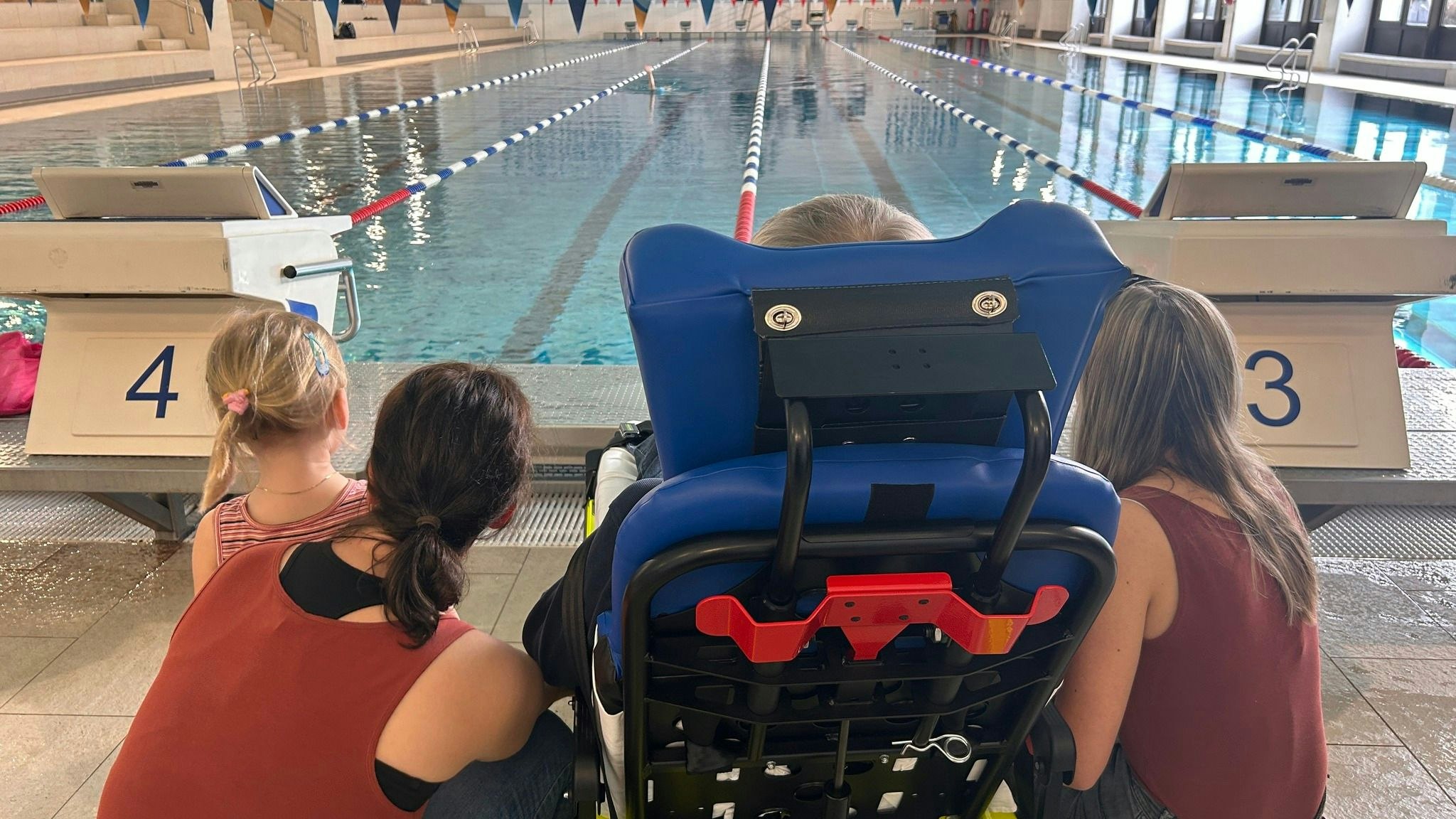Der größte Traum des Sterbenskranken wurde wahr: Er war beim Schwimmtraining seines geliebten Enkerls.