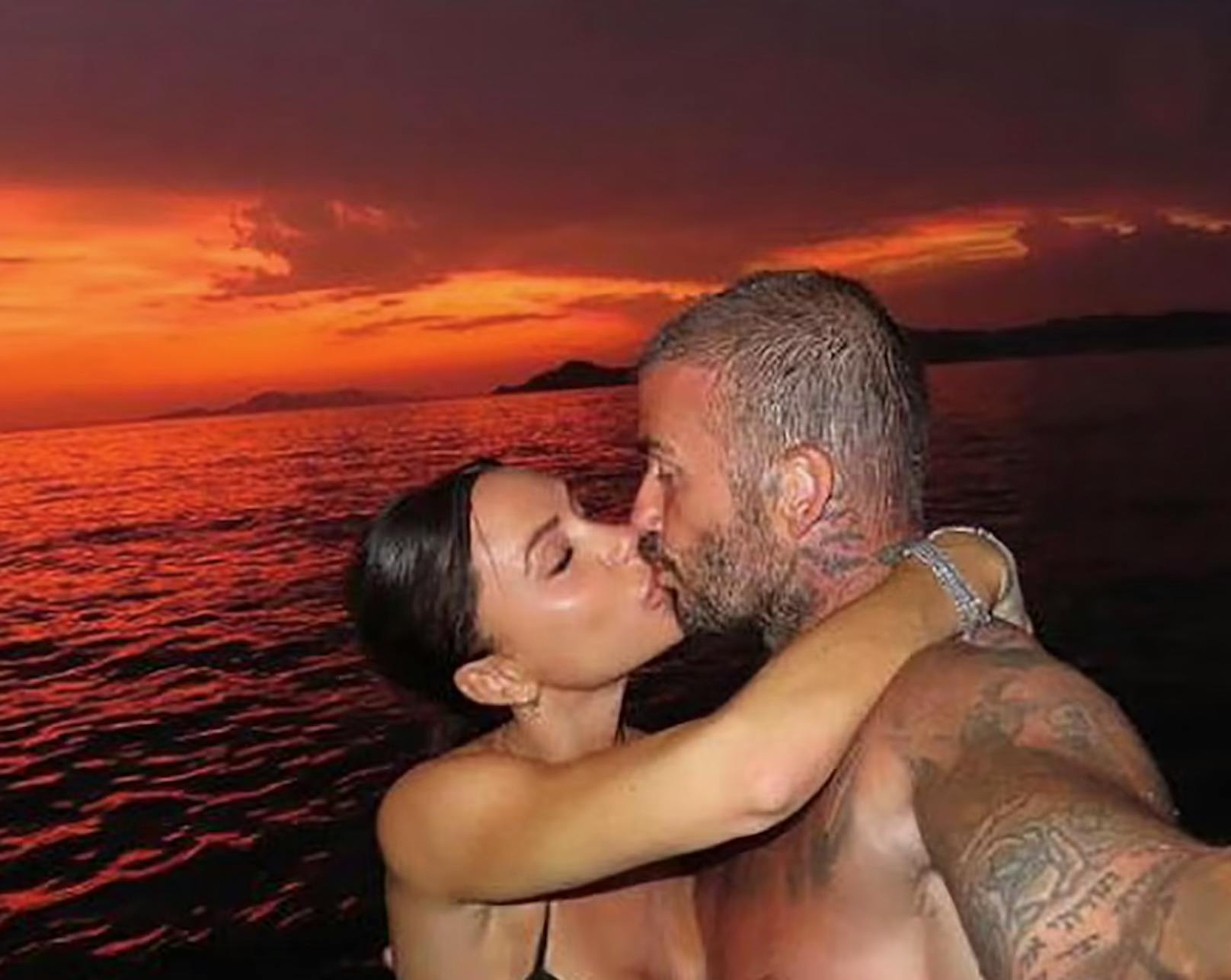 Die Beckhams küssten sich auf einem Valentinstags-Foto vor einem traumhaften Sonnenuntergang in knapper Badekleidung.