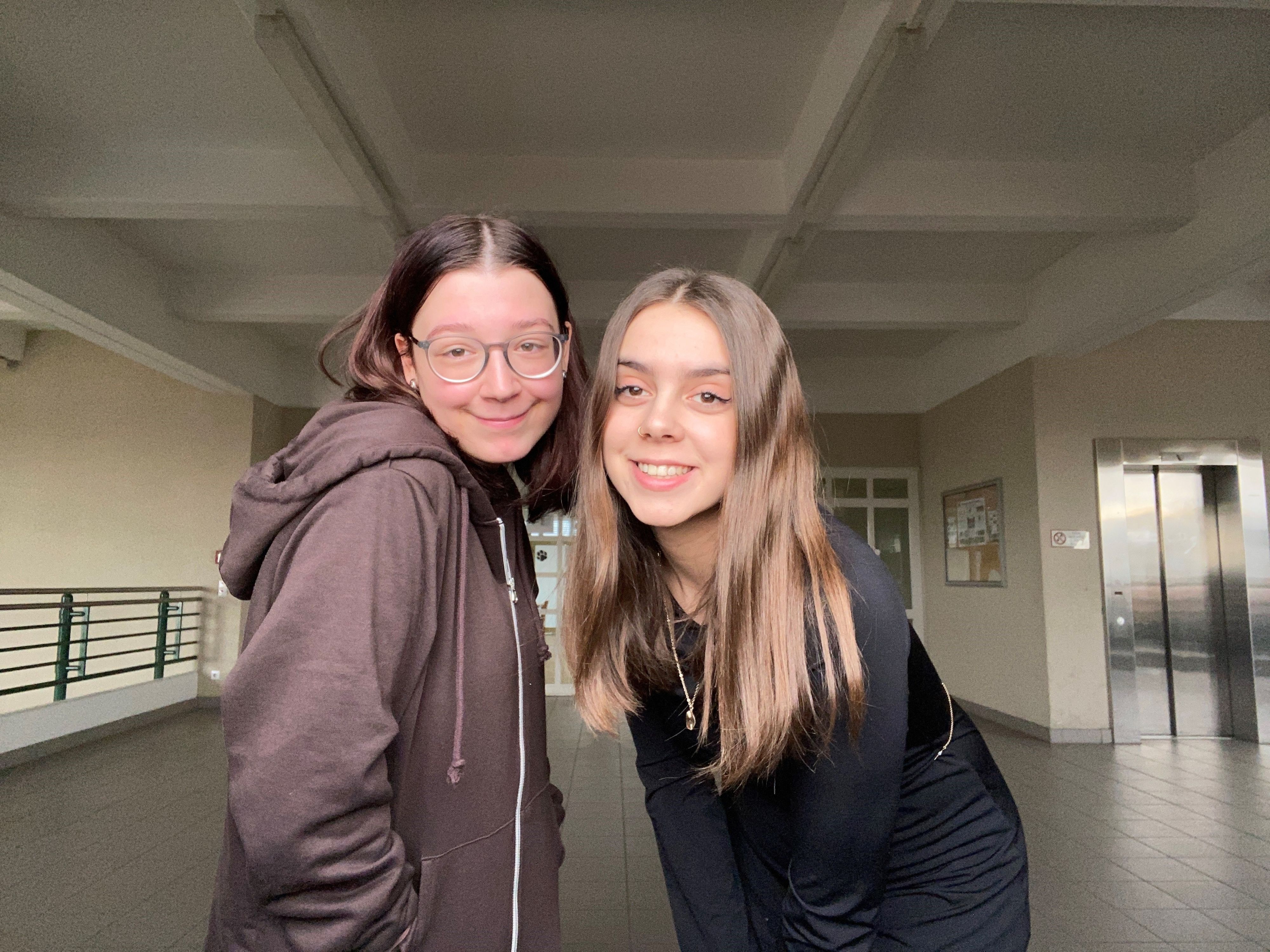 Luisa (20) und Selina (19) wurden ausgerechnet am Valentinstag von einem Blumenverkäufer beschimpft.