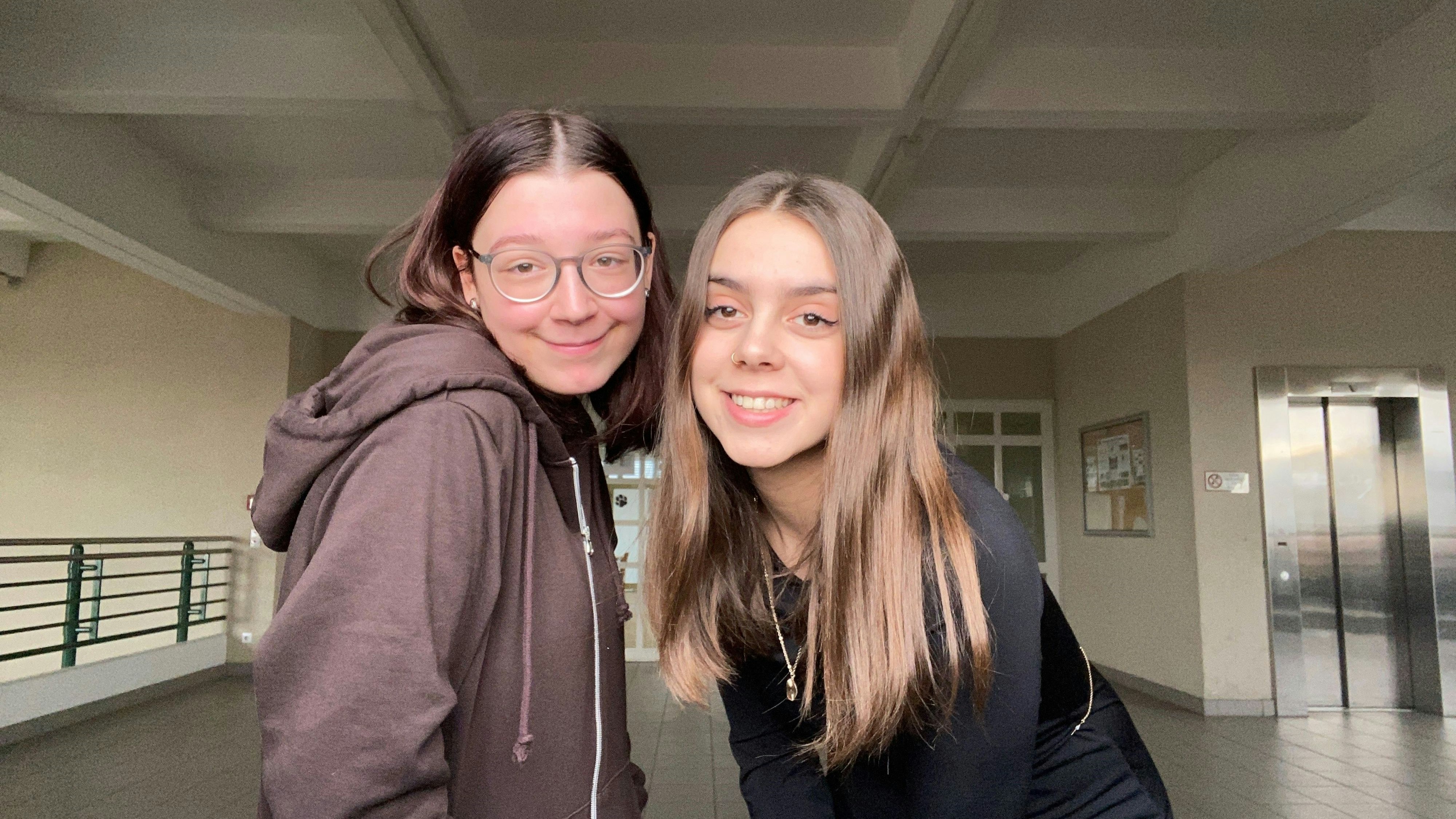 Luisa (20) und Selina (19) wurden ausgerechnet am Valentinstag von einem Blumenverkäufer beschimpft.