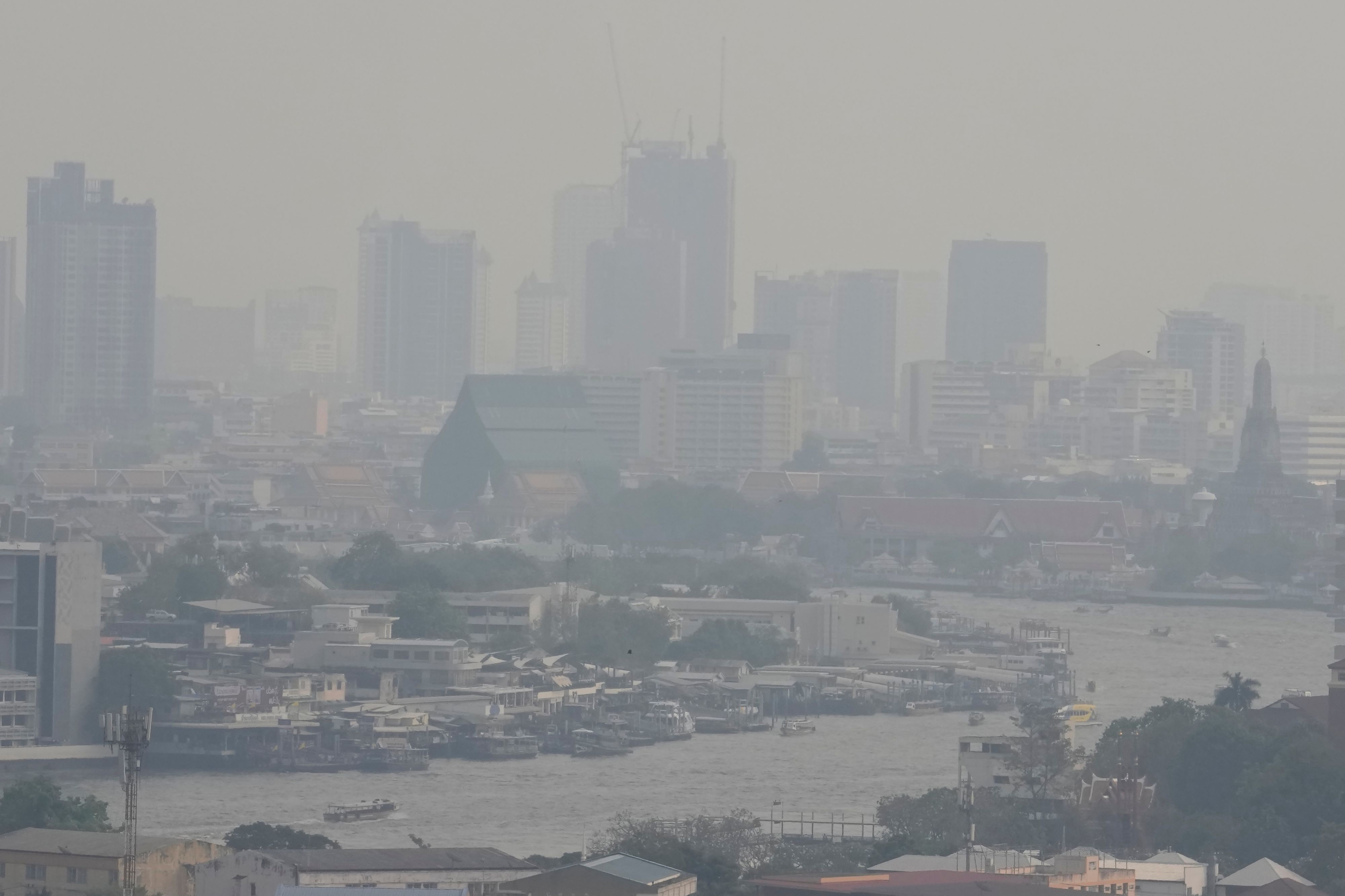 Eine dicke Smogschicht bedeckt die Innenstadt von Bangkok, Thailand, Donnerstag, 15. Februar 2024.