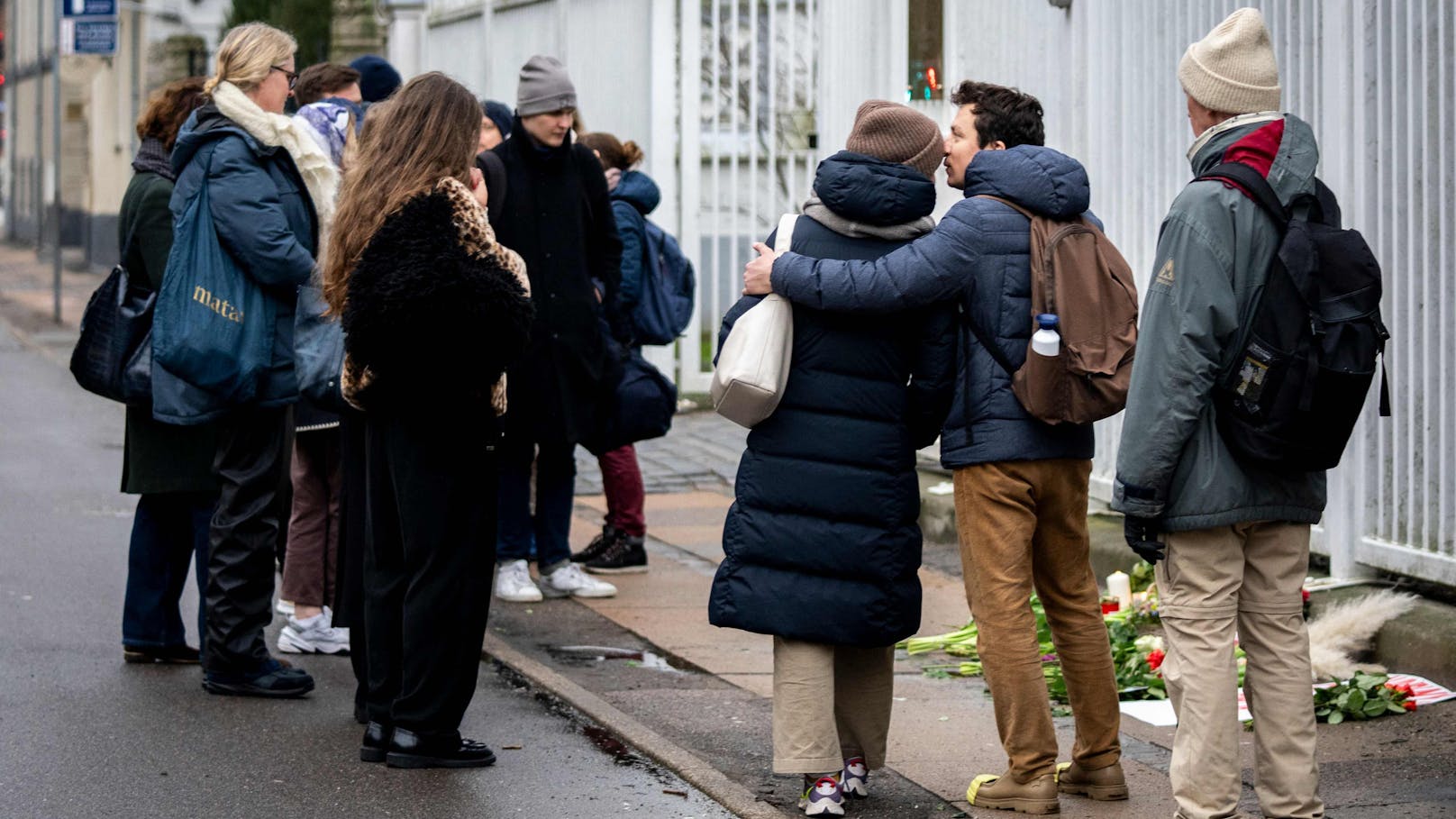 In <strong>Kopenhagen, Dänemark</strong> legten Menschen vor der russischen Botschaft Blumen nieder.&nbsp;