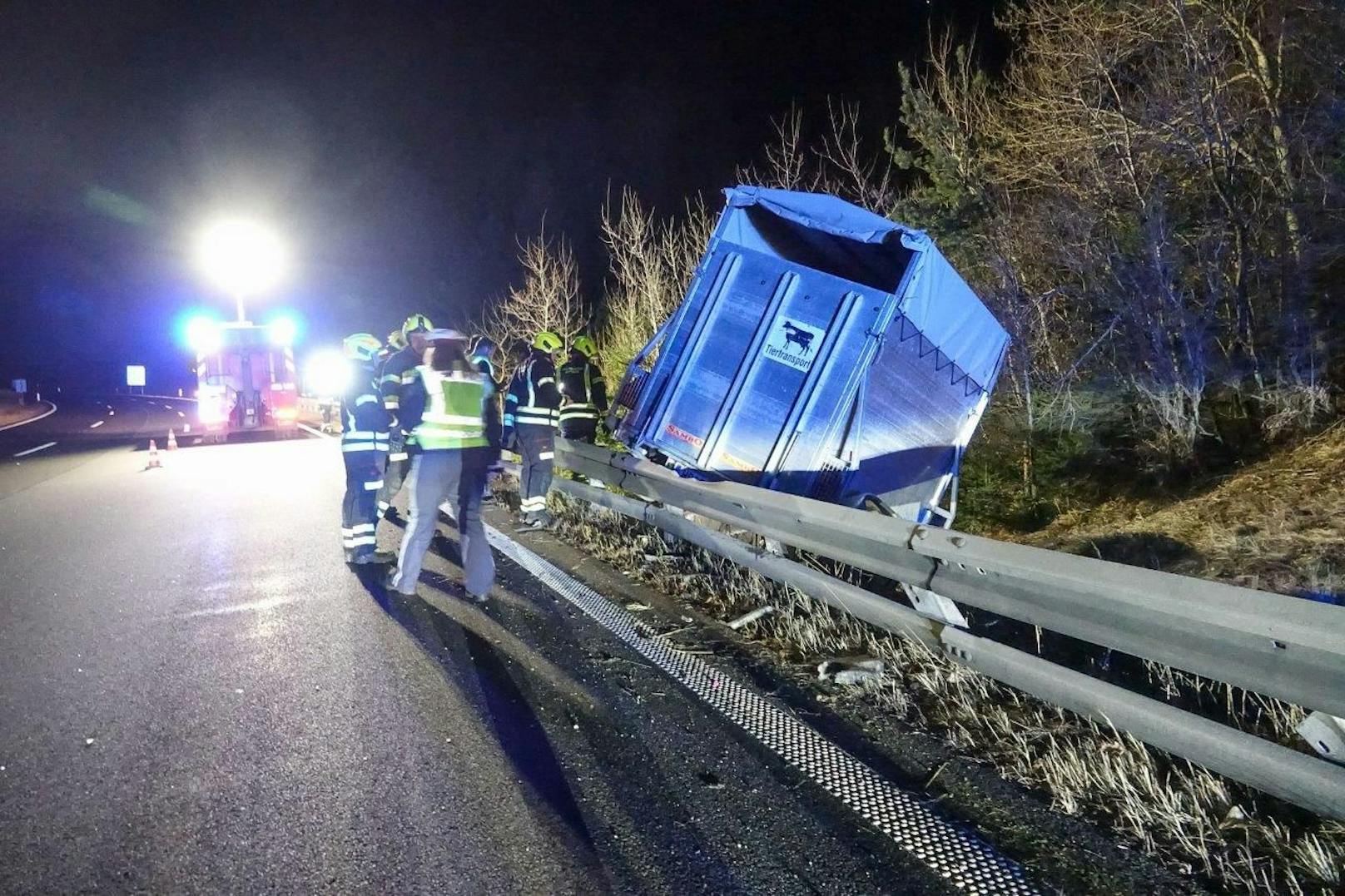 Der Lenker kam von der Fahrbahn ab und kam hinter die Leitschiene.