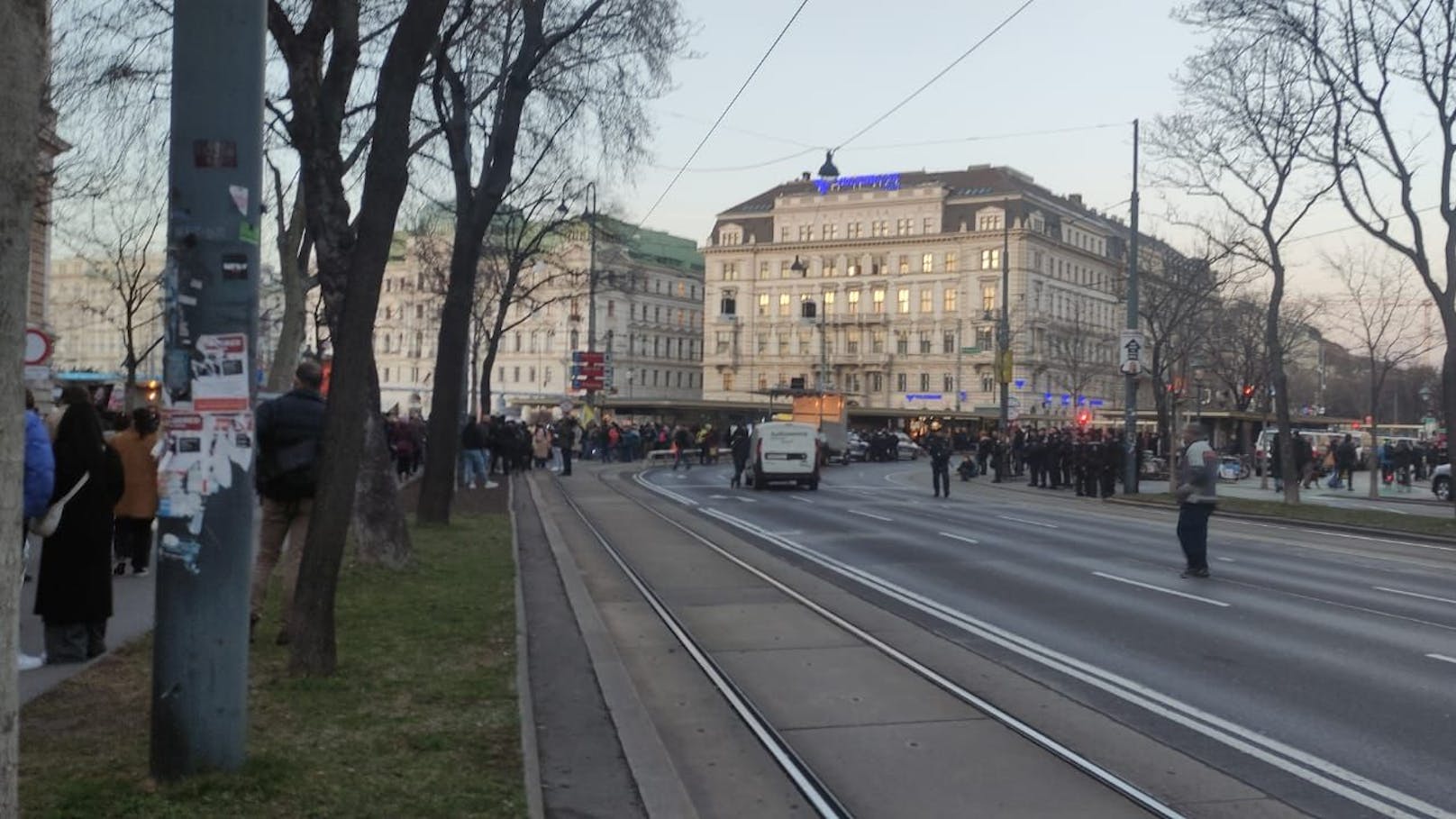 Am Universitätsring versammelten sich Demonstranten.