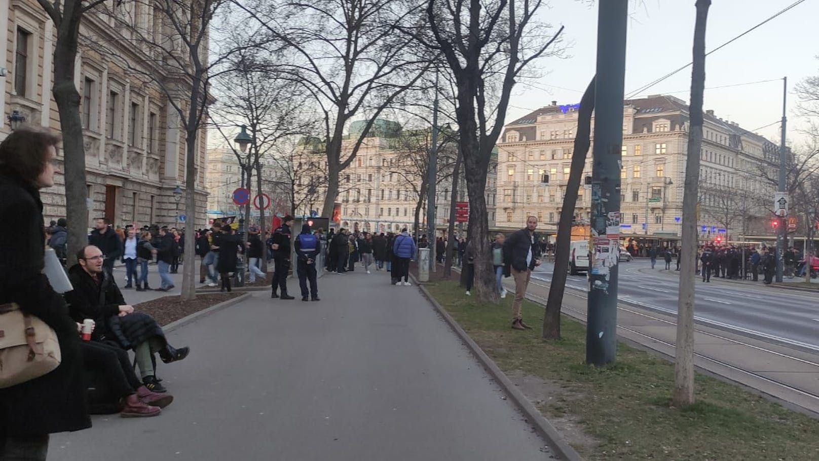 Am Universitätsring versammelten sich Demonstranten.