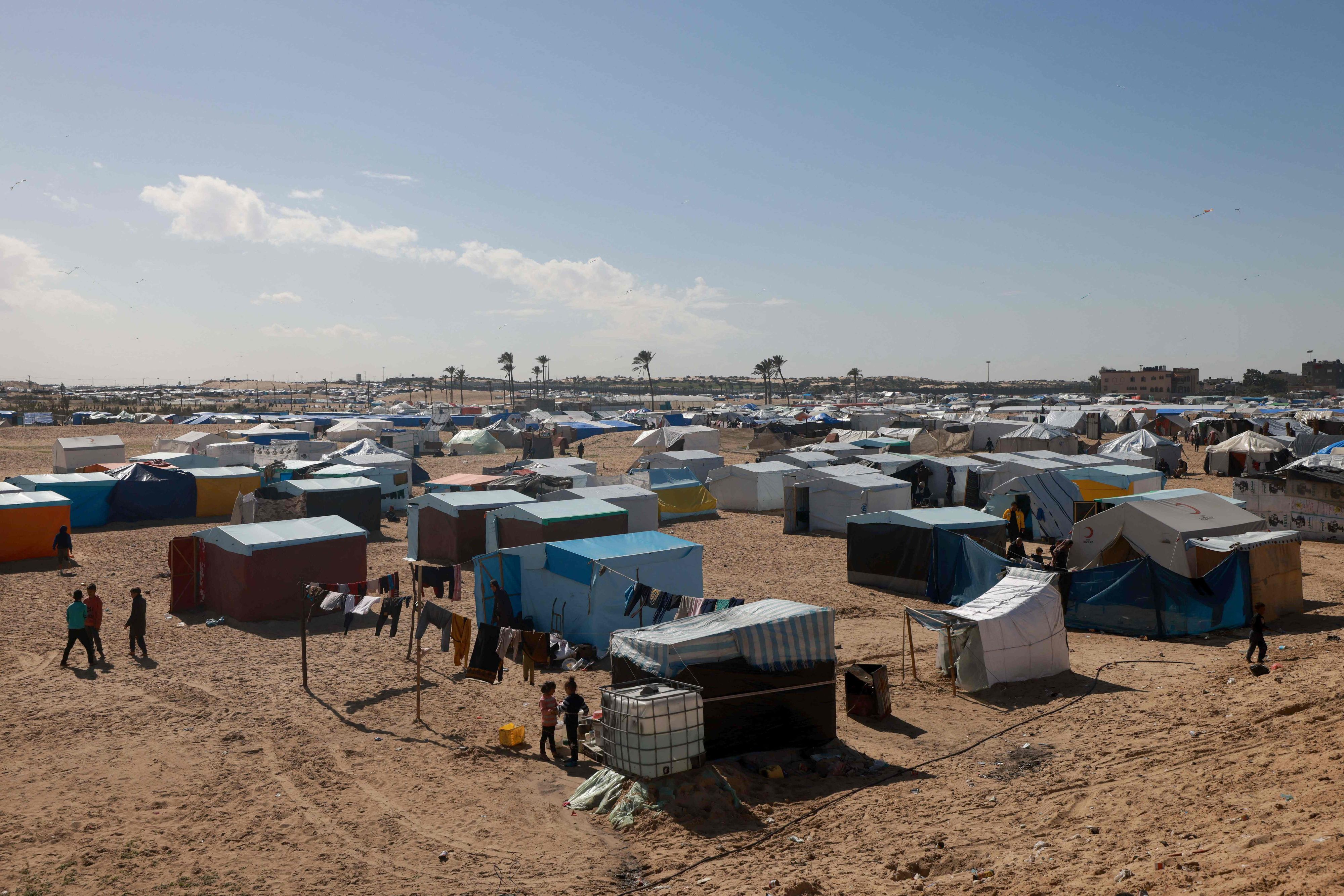 Ägypten errichtet ein massives Auffanglager in der Sinai-Wüste, um eine mögliche Massenflucht aus dem Gazastreifen abzufangen. 