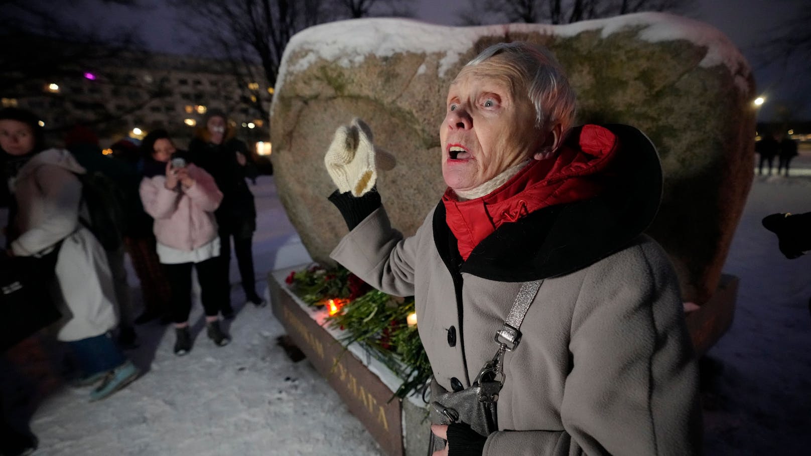 <strong>In St. Petersburg</strong> wendet sich eine 83-Jährige an die Menschen, die sich zum Gedenken an Alexej Nawalny versammelt habe.&nbsp;