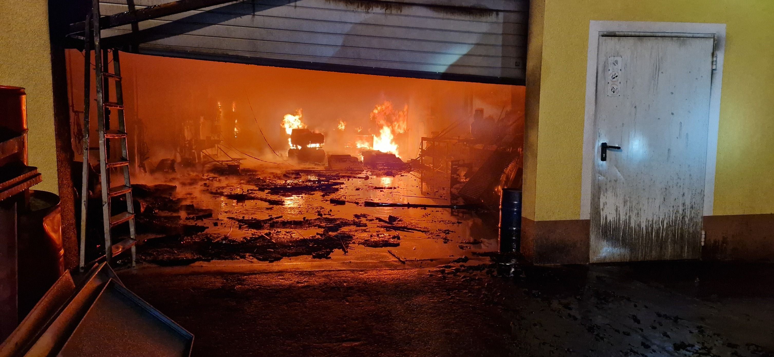 Mehr als 90 Einsatzkräfte waren notwendig, um den Brand unter Kontrolle zu bringen.