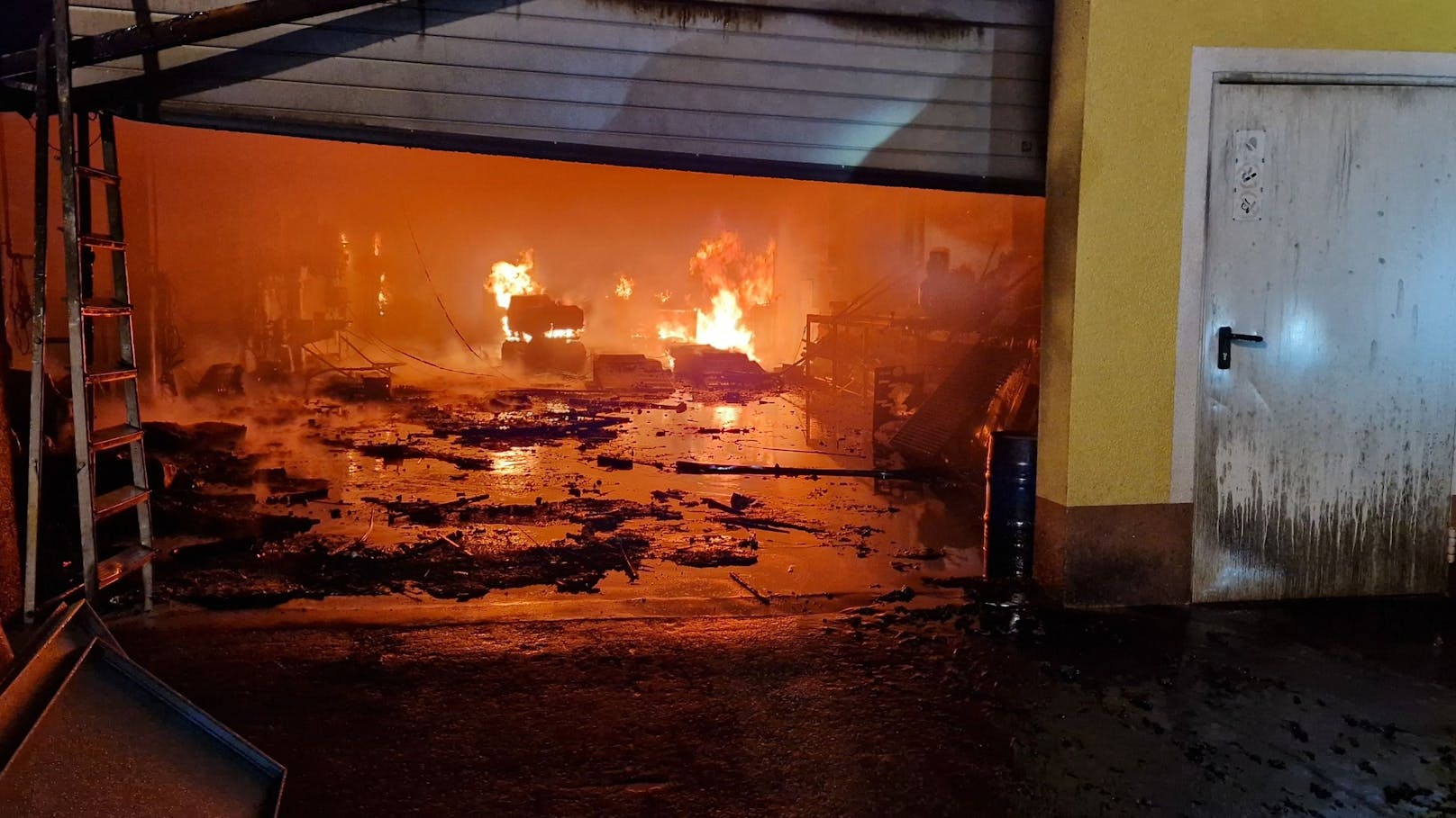Fast 100 Feuerwehrleute bei Feuer-Inferno im Einsatz