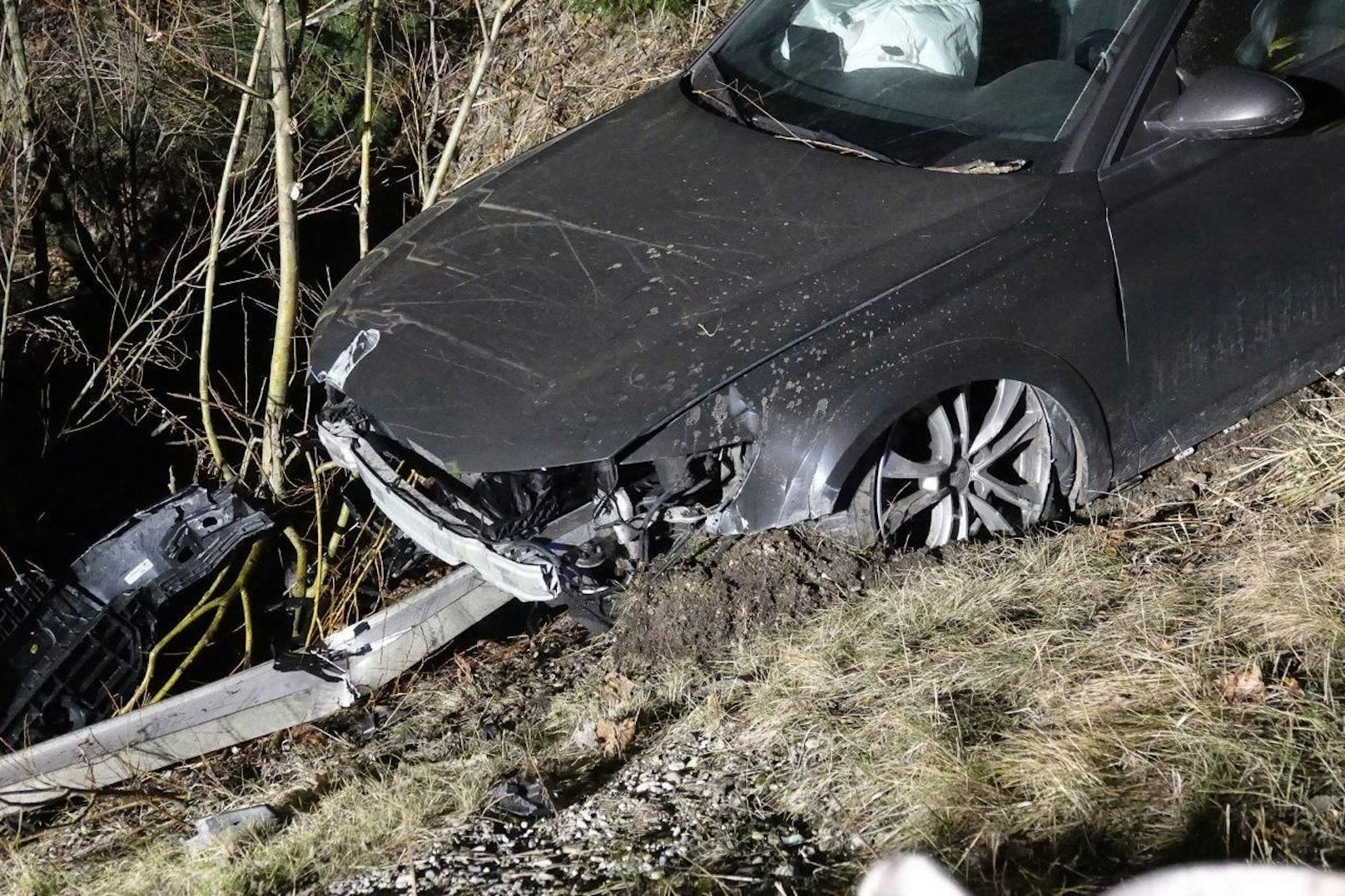 Das Fahrzeug blieb vor einem steilen Graben hängen.