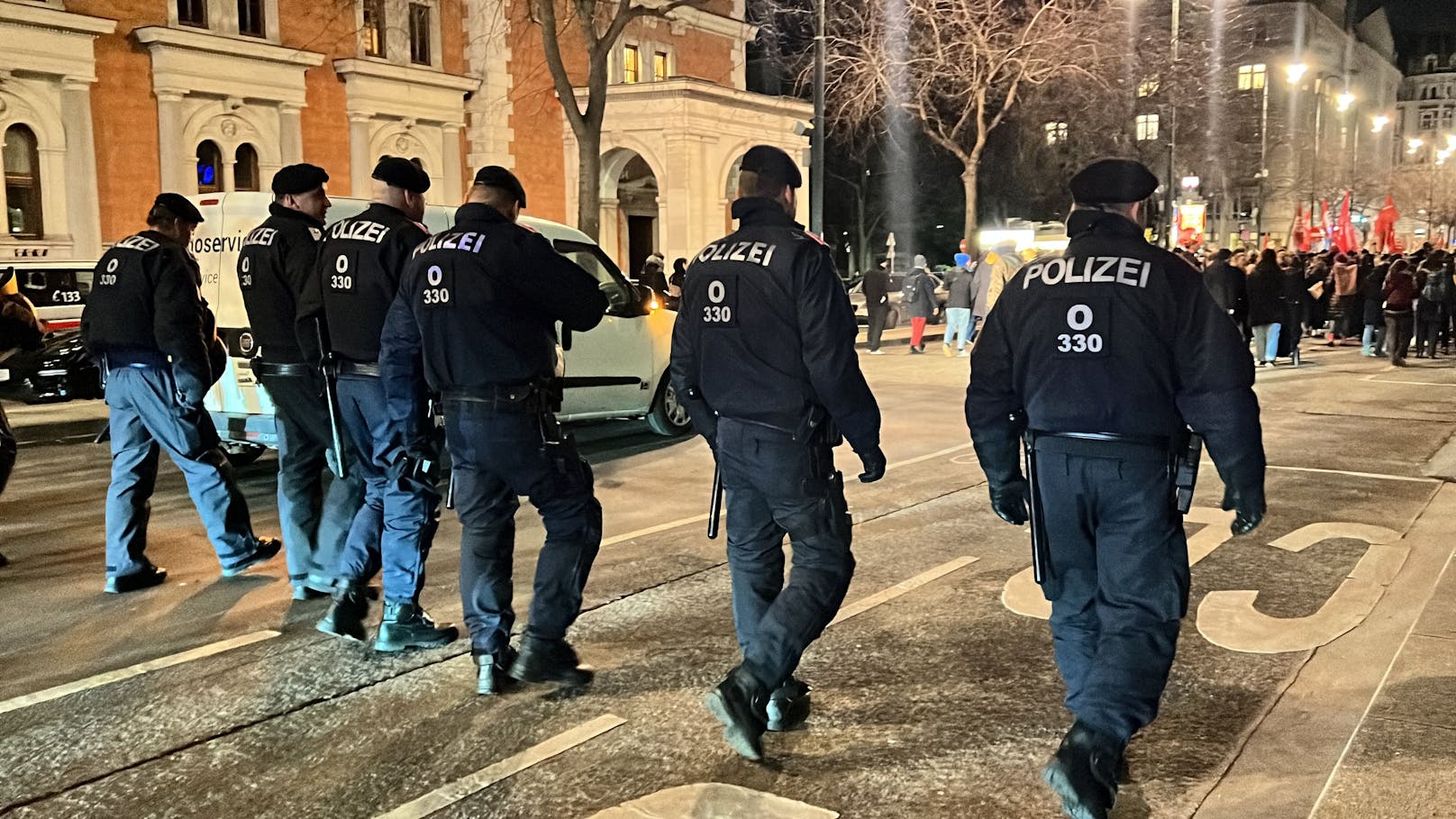 Riesen-Polizeieinsatz bei Protest gegen Akademikerball