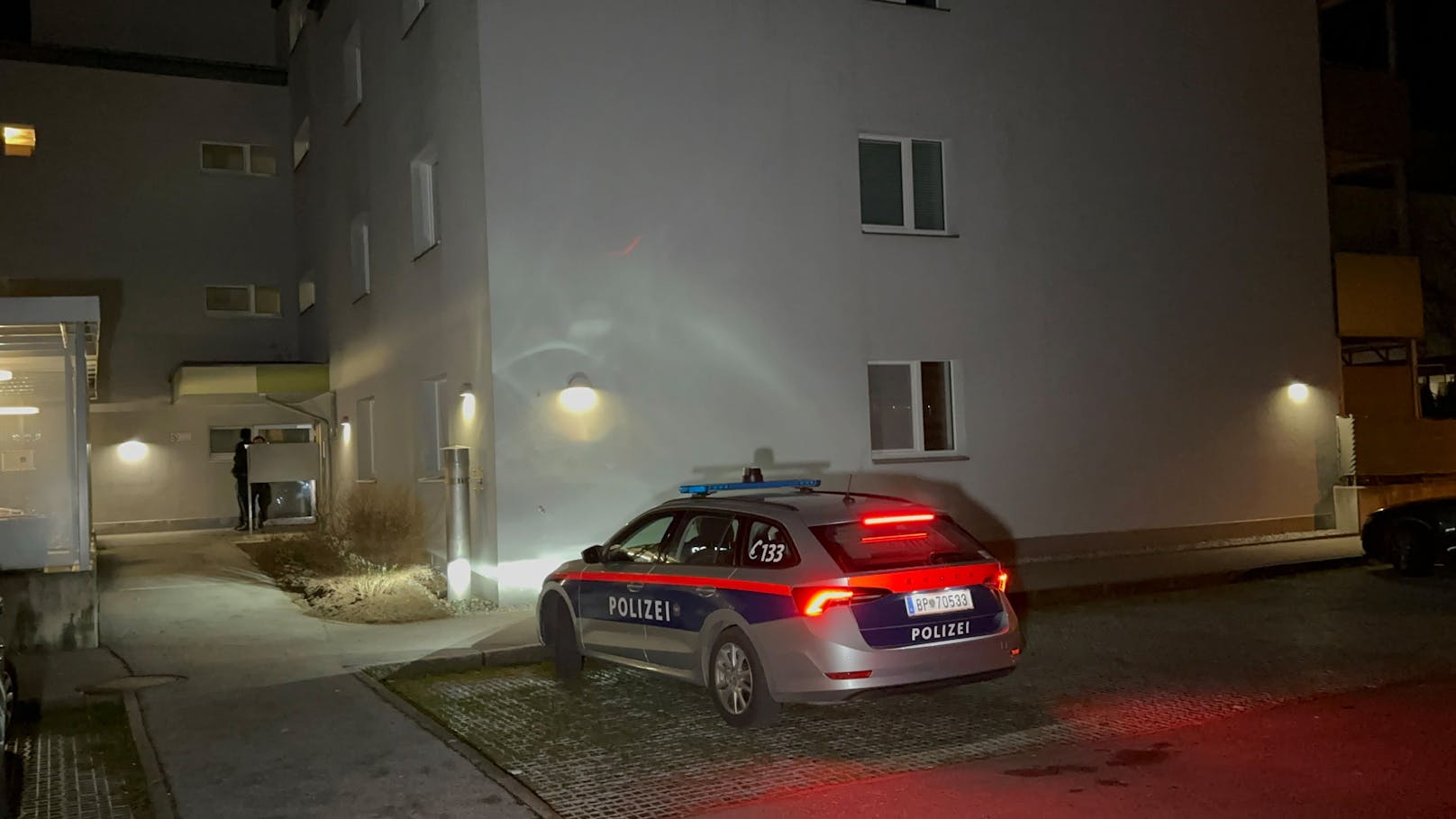 Von der Leitstelle Tirol wurden ein Rettungswagen, ein Notarztwagen sowie ein Notarzthubschrauber und zwei Polizeistreifen zur Einsatzörtlichkeit entsandt.&nbsp;