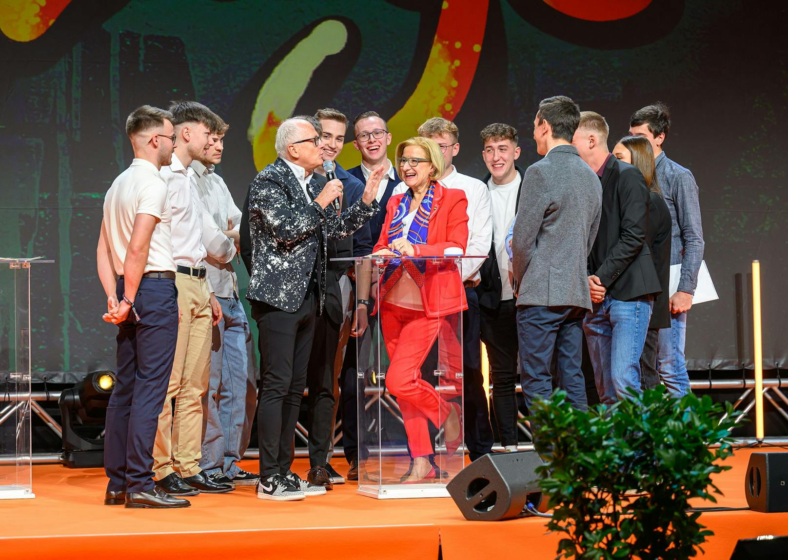 Beste Stimmung bei Landeshauptfrau Johanna Mikl-Leitner, Moderator Andy Marek und den Lehrlingen.