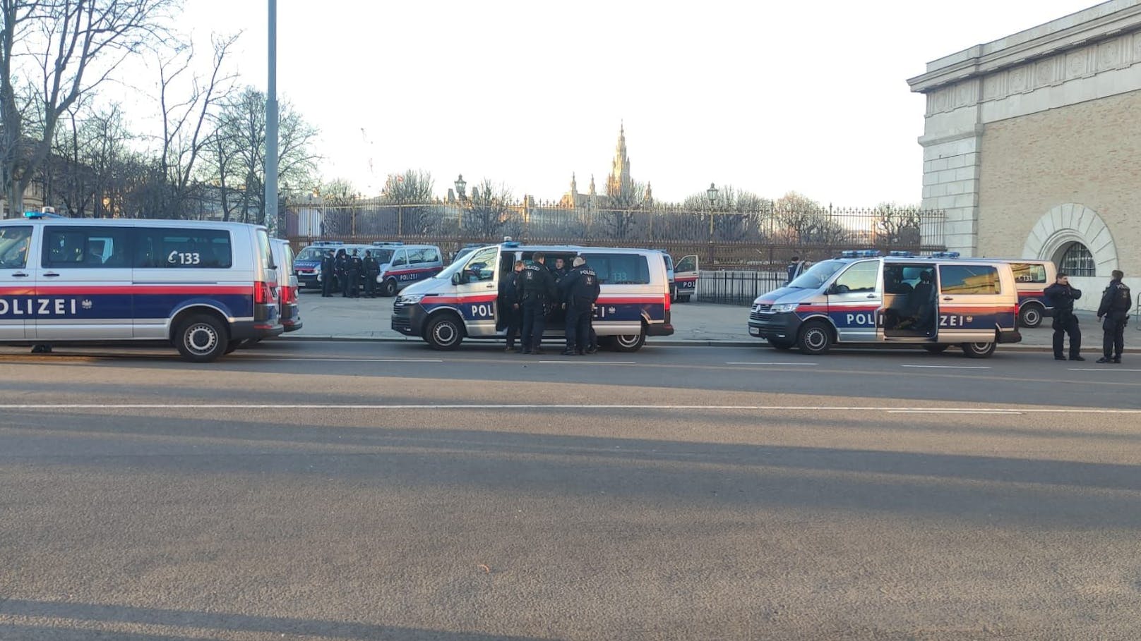 900 Polizisten sind am Freitagabend im Einsatz.