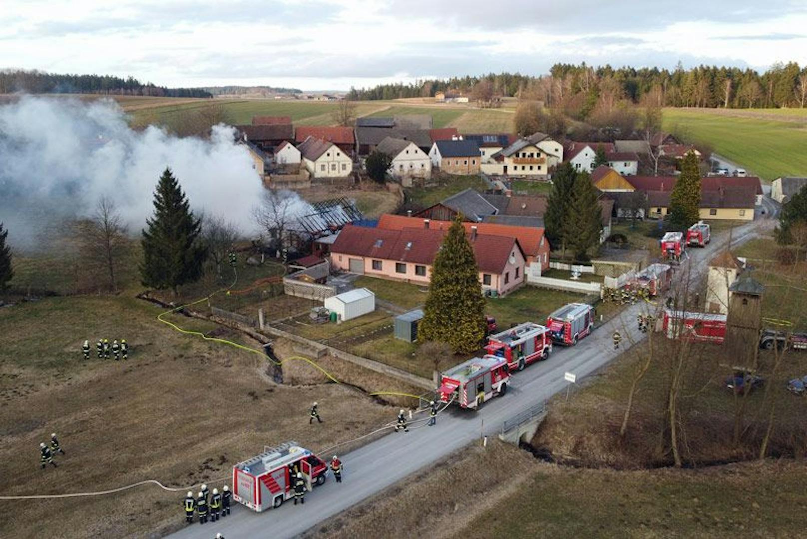 131 Feuerwehrmitglieder sind am Donnerstag zu einem Großeinsatz nach Eisenreichs in der Gemeinde Pfaffenschlag ausgerückt. 