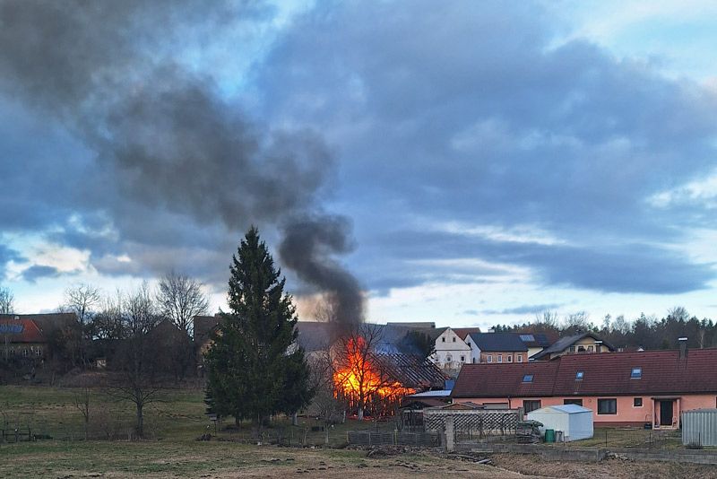 Der Schuppen brannte lichterloh.