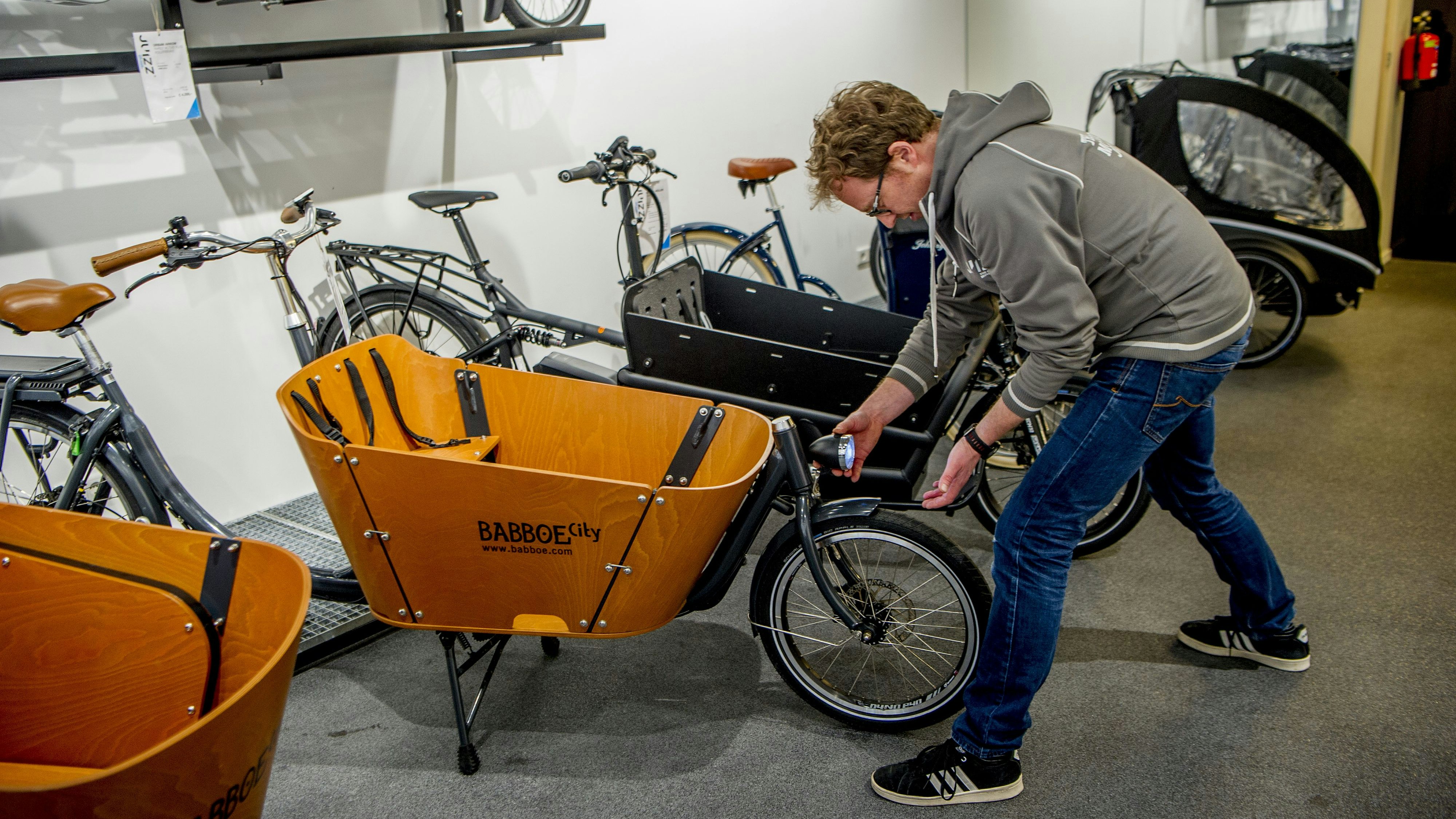 Download von www.picturedesk.com am 16.02.2024 (18:11).  ACT action_29515447 -- E-Bike Boom in den Niederlanden - Kunden sehen sich verschiedene E-Bikes im Haarlemer Fahrradladen Bike Planet an / 010319 *** Pedelec Boom in the Netherlands: Customers shopping at cycle shop "Bike Planet", Haarlem, Netherlands - 01 Mar 2019 *** - 20190301_PD5104 - Rechteinfo: Rights Managed (RM)