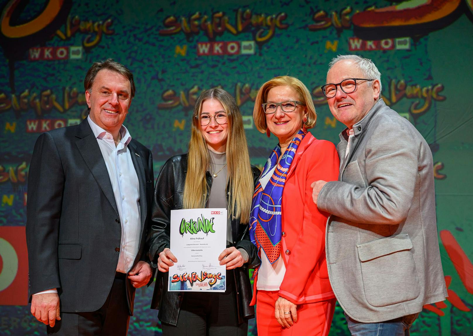 Wirtschaftskammer Präsident Wolfgang Ecker, Lehrling Alina Frühauf, Landeshauptfrau Johanna Mikl-Leitner und „Bärenwirt“ Erich Mayrhofer aus Petzenkirchen.