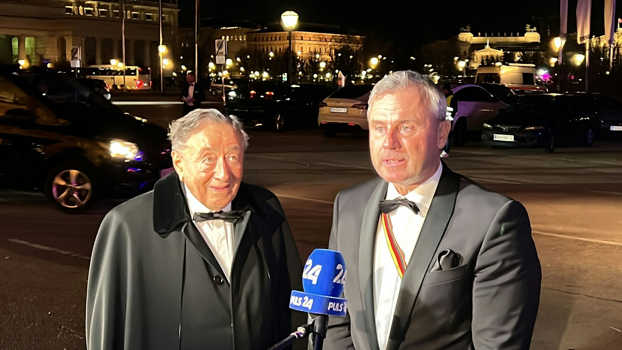 Heute.at - Lugner tanzt mit FPÖ-Hofer beim Akademikerball an