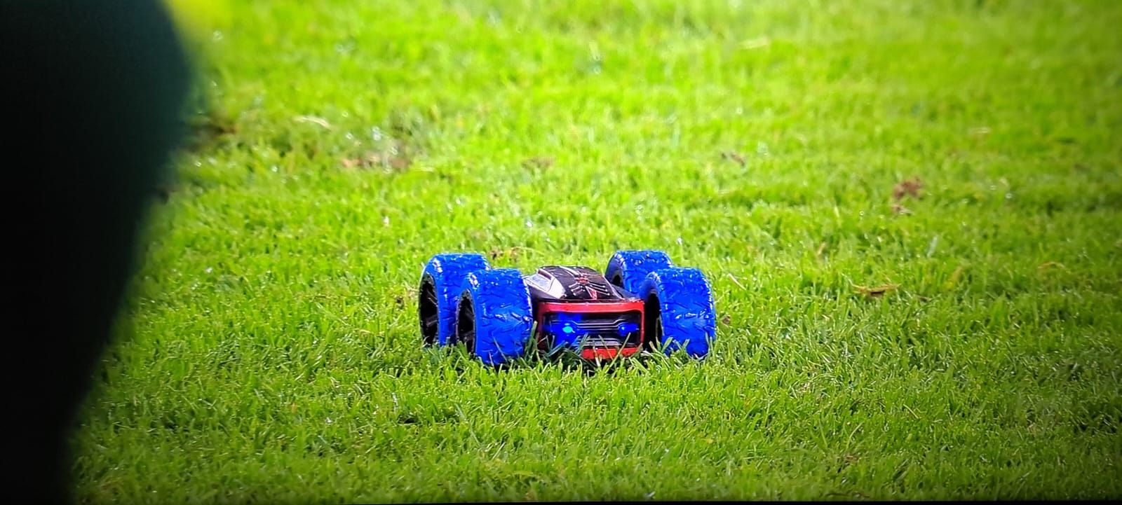 Ferngesteuerte Flitzer am Feld