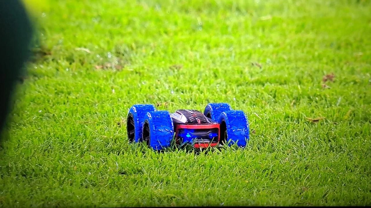 Ferngesteuerte Flitzer am Feld