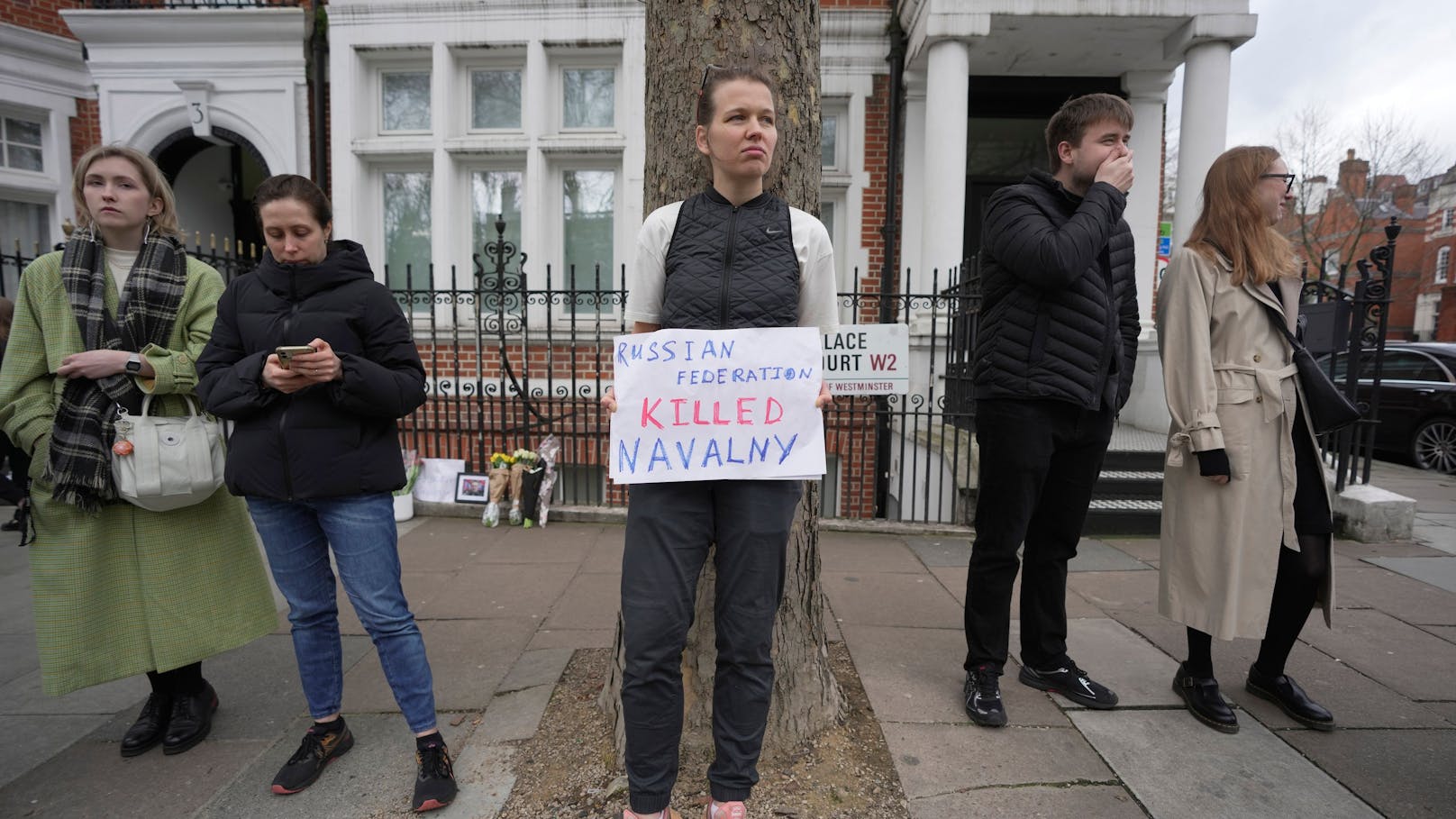 Auch in <strong>London</strong> versammelten sich Menschen vor der Russlands Botschaft.&nbsp;