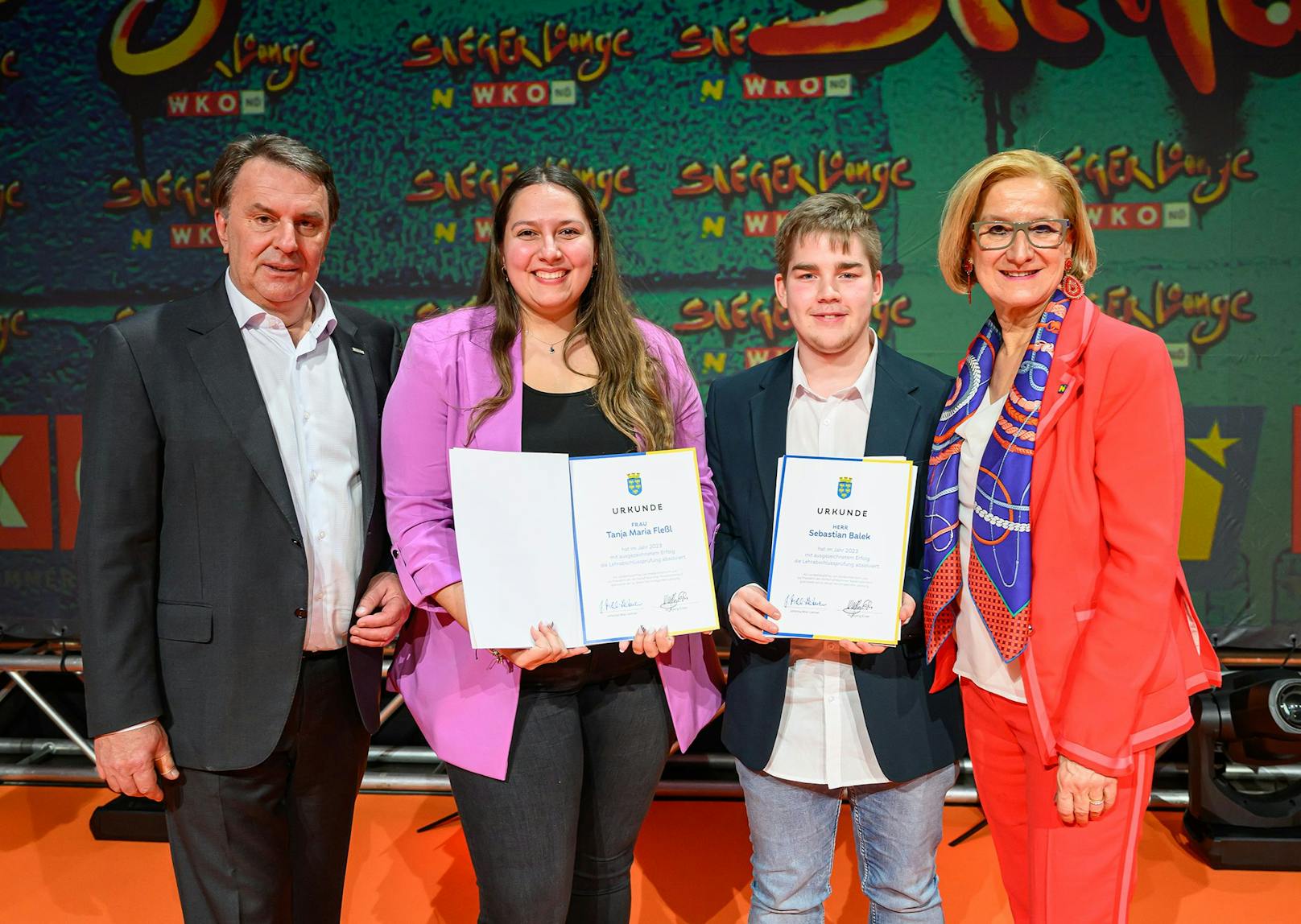 Wirtschaftskammer Präsident Wolfgang Ecker und Landeshauptfrau Johanna Mikl-Leitner mit den Lehrlingen Tanja Maria Fleßl und Sebastian Balek.