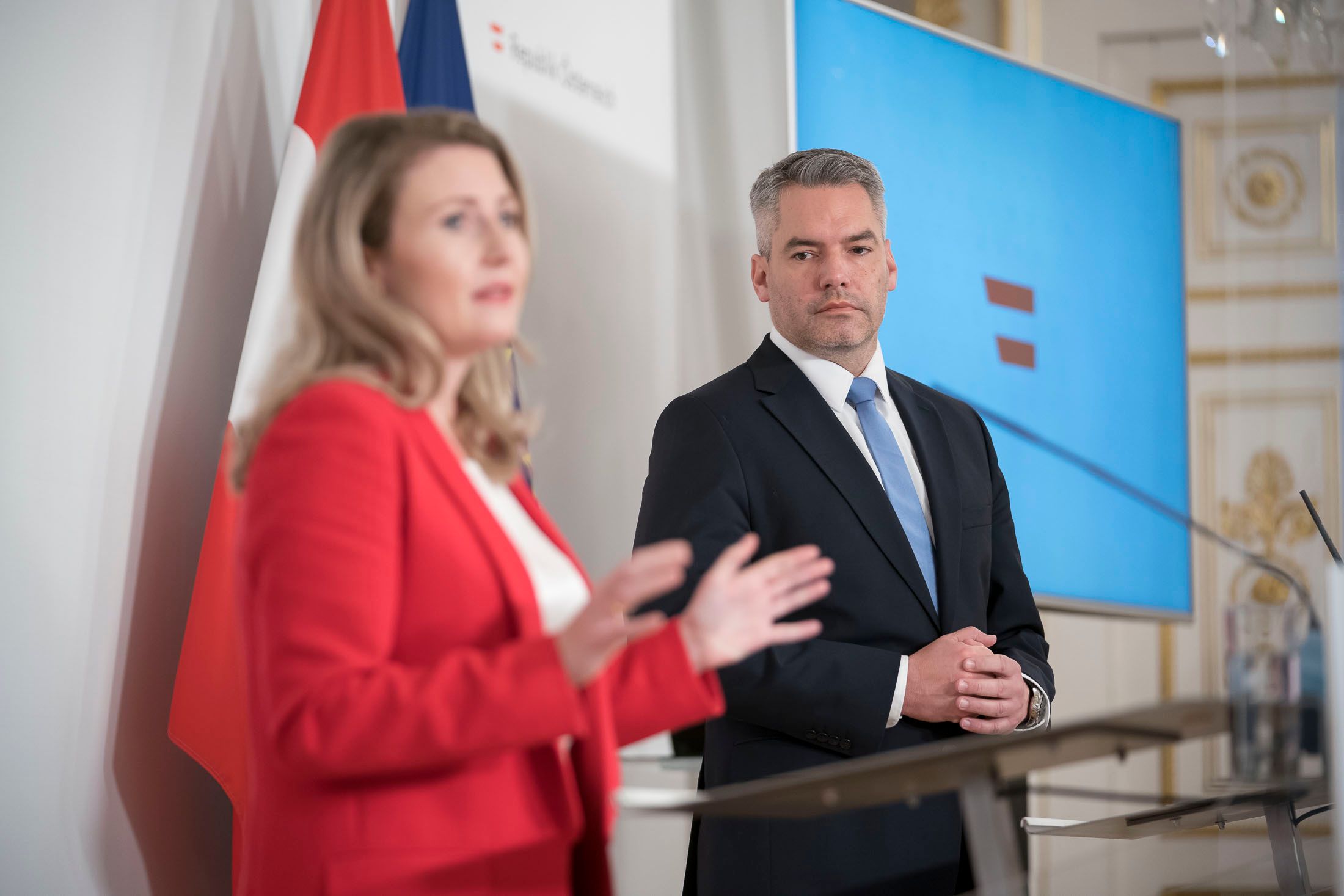 Karl Nehammer und Susanne Raab adaptieren Kommunikationsleitfaden im Bundeskanzleramt.