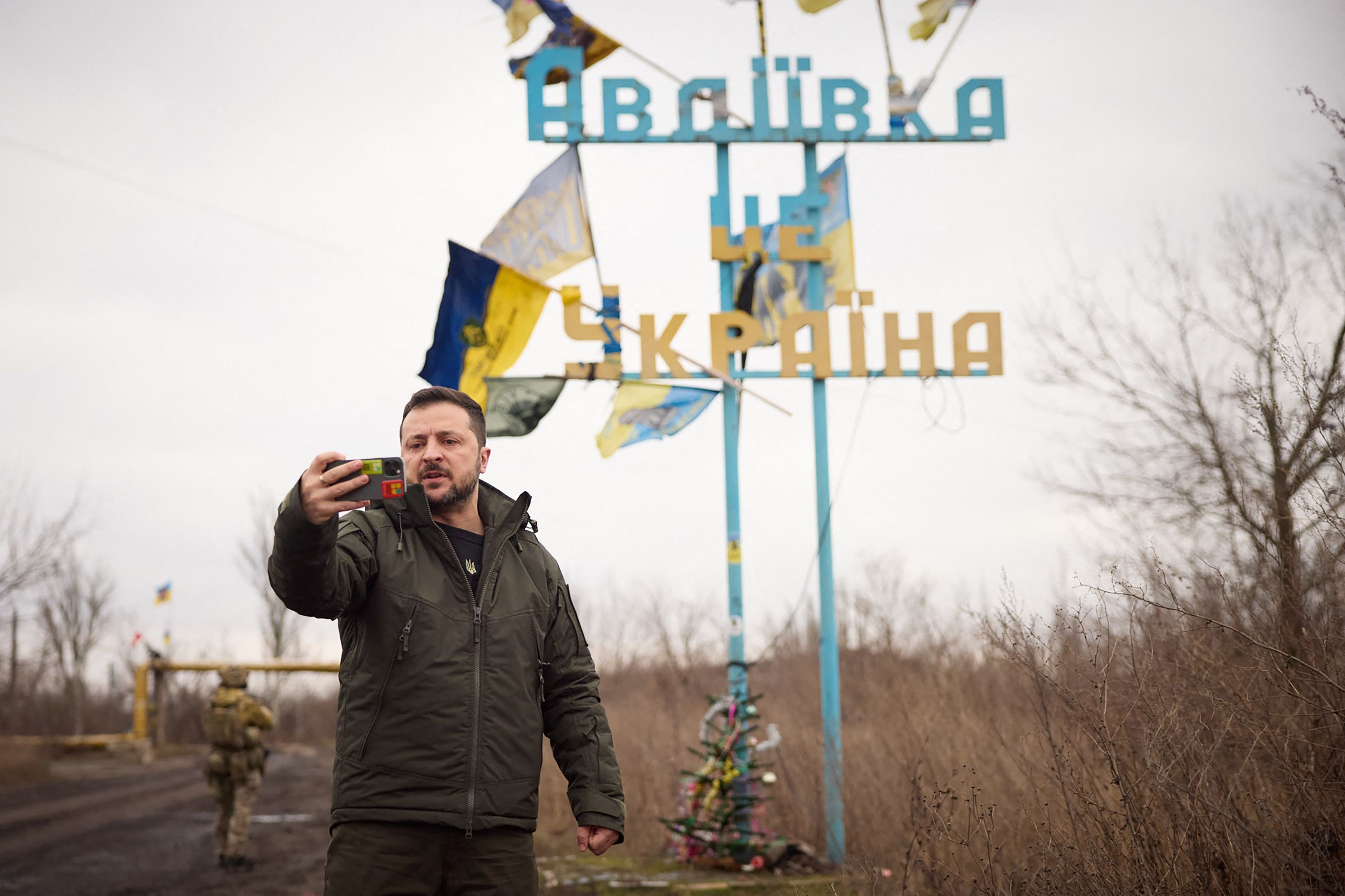 Noch im Dezember hatte der ukrainische Präsident <strong>Wolodimir Selenki</strong> die Stadt besucht. Er steht vor einem Schild mit der Aufschrift 